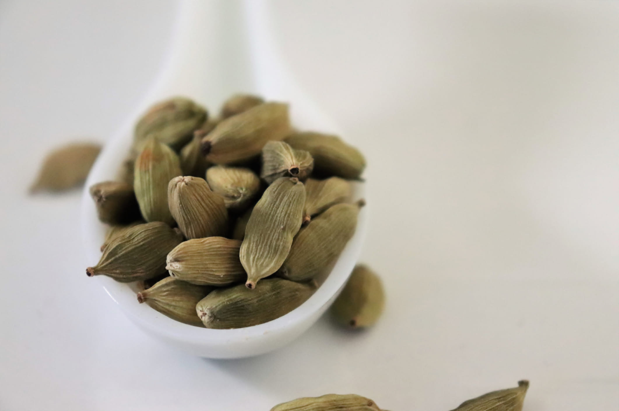 നിങ്ങൾ കറികളിലായാലും ചായയിലായാലും ഏലയ്ക്ക മുഴുവനായി ചേർക്കാറുണ്ടോ? എങ്കിൽ ഈ ശീലം ഇന്നത്തോടെ നിർത്തിക്കോളു. ഏലയ്ക്കായ്ക്ക് രുചി വരുത്തുന്നത് അതിൻ്റെ ഉള്ളിലെ കുരുവിൽ നിന്നാണ്. അതുകൊണ്ട് തന്നെ രുചിക്കും മണത്തിനുമായി അതിൻ്റെ തോട് ചേർക്കേണ്ടതില്ല.
