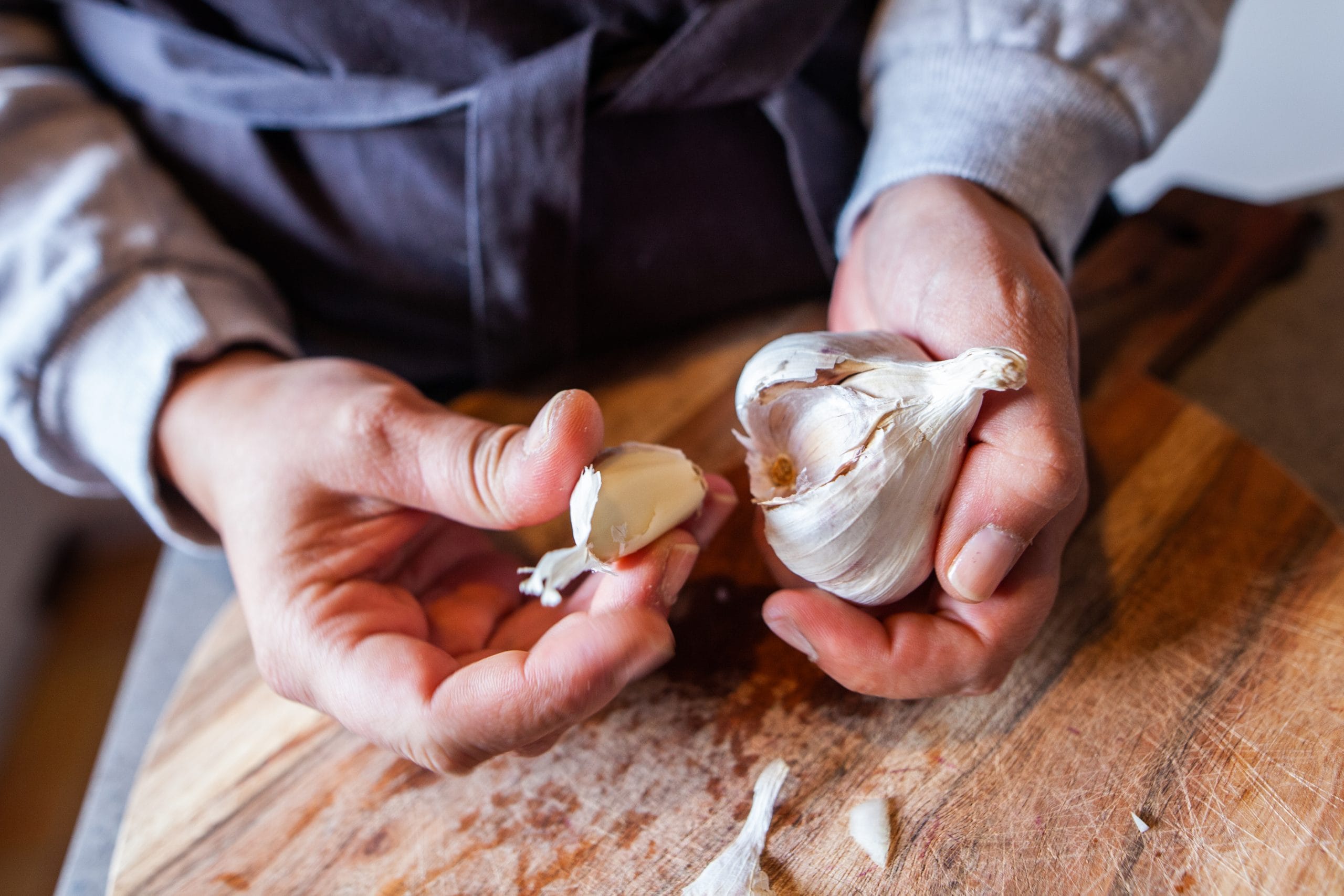 അടുക്കളയിലെ ഏറ്റവും ബുദ്ധിമുട്ടേറിയ പണി ഏതാണെന്ന് ചോദിച്ചാൽ മിക്ക വീട്ടമ്മമാരുടെയും ഉത്തരം ഒന്നായിരിക്കും... വെളുത്തുള്ളിയുടെ തൊലി കളയുക! ഈ പണിയോടുള്ള മടി കാരണം കറികളിൽ വെളുത്തുള്ളി കുറയ്ക്കുന്നവർ പോലും നമ്മുക്കിടയിലുണ്ട്. കറികളിലും അച്ചാറുകളിലും വെളുത്തുള്ളിയുടെ രുചി ഒഴിച്ചുകൂടാനാവാത്തതാണ്, എന്നാൽ അത് നന്നാക്കിയെടുക്കാൻ എടുക്കുന്ന സമയം ആലോചിക്കുമ്പോഴാണ് പലരും കുഴങ്ങുന്നത്. (Image Credits: Getty Images)