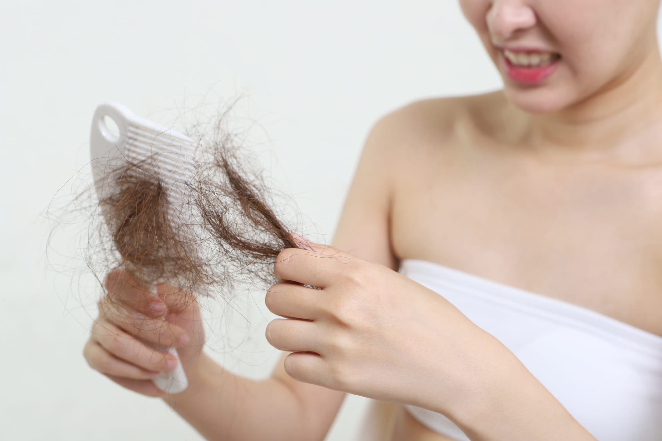 രോമകൂപങ്ങളെ ആക്രമിക്കുന്ന വെളുത്ത രക്താണുക്കൾ മൂലമുണ്ടാകുന്ന ഒരു തരം രോഗമാണ് അലോപ്പീസിയ ഏരിയറ്റ. താടി, പുരികം, കക്ഷം, തലയോട്ടി എന്നിവിടങ്ങളിൽ ഉണ്ടാകുന്നതാണ് ഇത്. 20 നും 30 നും ഇടയിൽ പ്രായമുള്ളവരിലാണ് അലോപ്പീസിയ ഏരിയറ്റ കൂടുതലായി കാണപ്പെടുന്നത്.