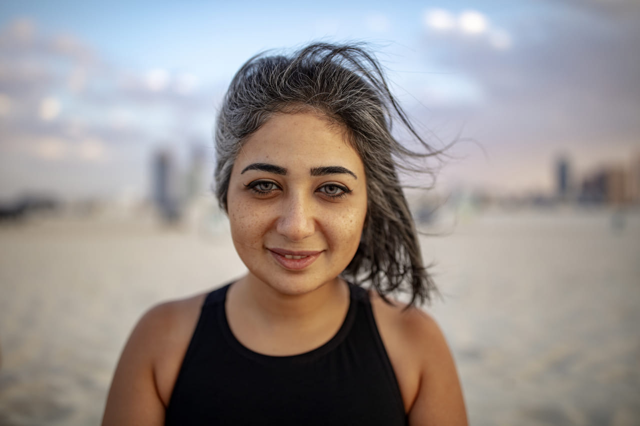 ഇന്ന് മിക്ക ചെറുപ്പക്കാരിലും മുടി നരയ്ക്കുന്നത് കാണപ്പെടാറുണ്ട്. കാരണം പലതാണെങ്കിലും ഇത് അവരുടെ ആത്മവിശ്വാസത്തെ വരെ ഇല്ലാതാക്കുന്ന ഒന്നാണ്. 30-കളുടെ അവസാനത്തിലോ 40-കളിലോ ഒക്കെ വരുമെന്ന് പ്രതീക്ഷിക്കുന്ന നരച്ച തലമുടി ചെറുപ്രായത്തിൽ തന്നെ പ്രത്യക്ഷപ്പെടുന്നതിൻ്റെ വ്യക്തമാക കാരണം എന്താണെന്ന് മനസ്സിലാക്കാം. (Image Credits: Getty Images)
