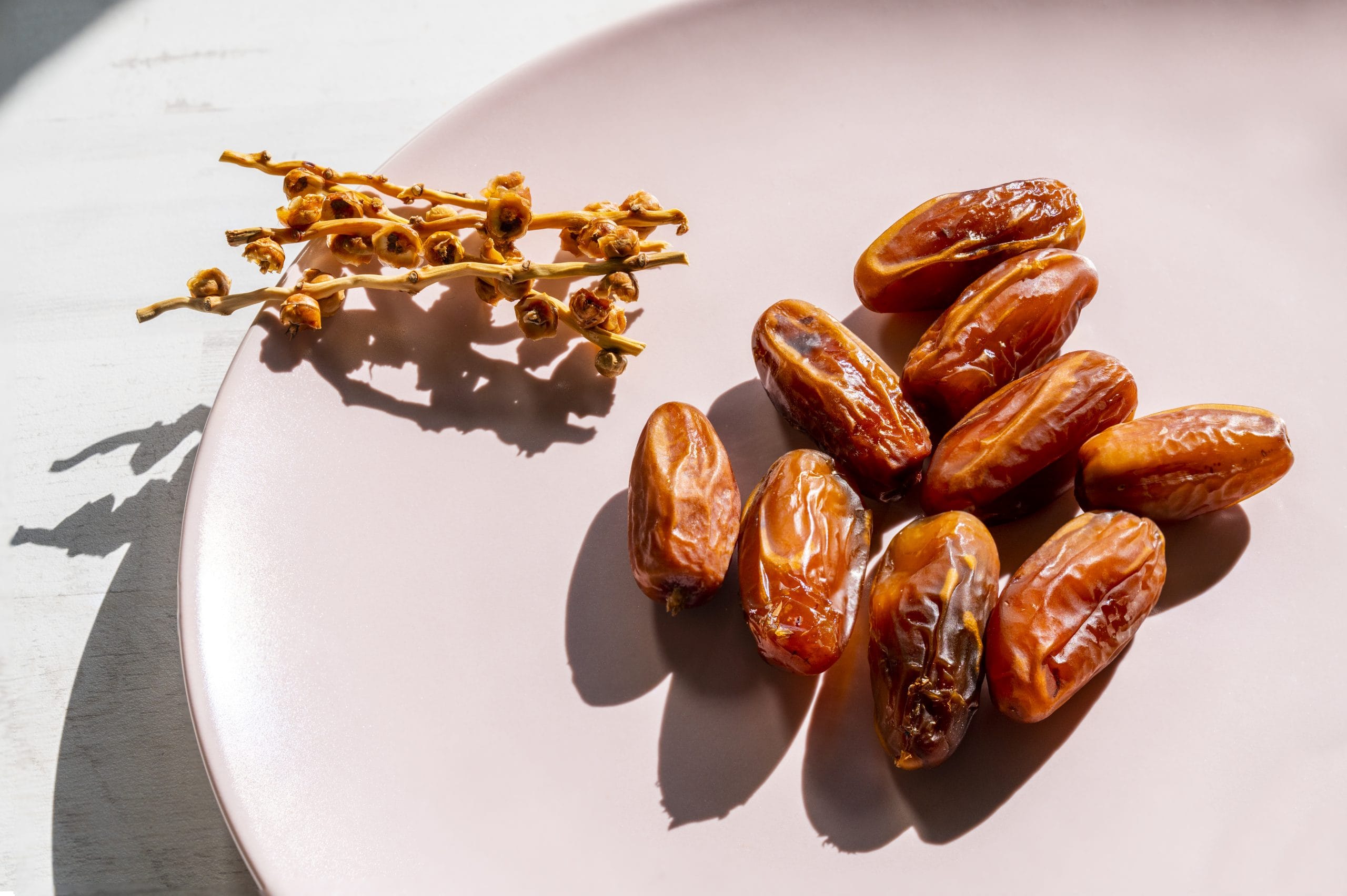 നഷ്ടപ്പെട്ട ആരോഗ്യവും കരുത്തും തിരിച്ചുപിടിക്കാൻ രാസവസ്തുക്കൾ നിറഞ്ഞ മരുന്നുകൾക്ക് പിന്നാലെ പോകുന്നതിനേക്കാൾ സുരക്ഷിതം ആയുർവേദത്തിലും നമ്മുടെ പരമ്പരാഗത വീട്ടുവൈദ്യങ്ങളിലും ഒളിഞ്ഞിരിക്കുന്ന പ്രകൃതിദത്ത മാർഗ്ഗങ്ങളാണ്. അത്തരത്തിൽ ആരോഗ്യകരമായി വണ്ണം വെക്കാൻ സഹായിക്കുന്ന ഒരു പൊടികൈ നമുക്ക് നോക്കിയാലോ.