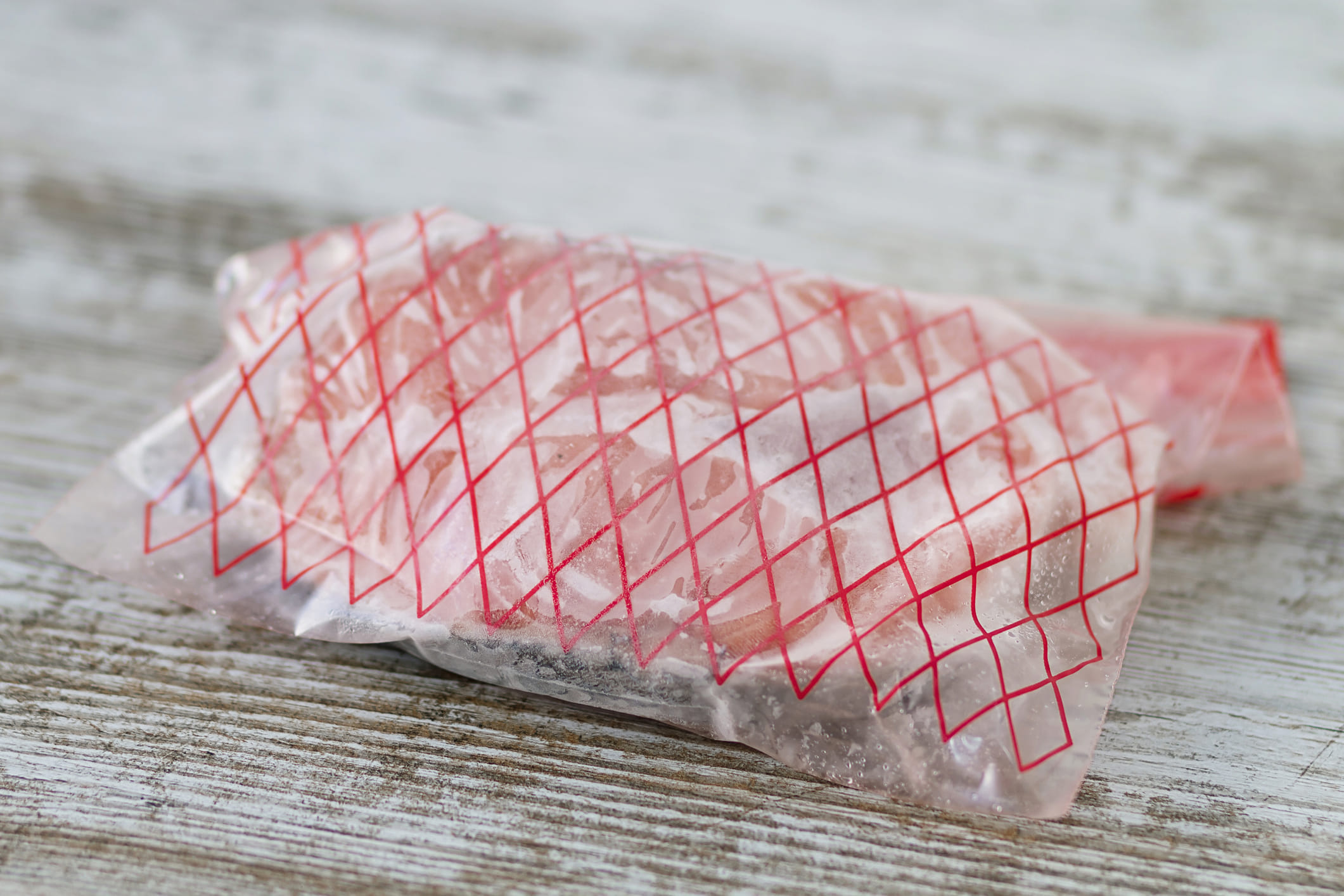 ഫ്രിഡ്ജിൽ വച്ച് തന്നെ ചിക്കൻ്റെ ഐസ് കളയുന്നതാണ് ഏറ്റവും സുരക്ഷിതമായ രീതി. എന്നാൽ ഇത് പലർക്കും അറിയില്ല എന്നതാണ് സത്യം. ഫ്രീസറിൽ നിന്ന് ചിക്കൻ എടുത്ത് ഫ്രിഡ്ജിന്റെ താഴെത്തട്ടിൽ ഒരു പാത്രത്തിൽ വയ്ക്കുക. ഇറച്ചിയുടെ വലിപ്പമനുസരിച്ച് കുറച്ച് മണിക്കൂറുകൾ മുതൽ ഒരു ദിവസം വരെ ഇങ്ങനെ ഐസ് കളയാൻ സമയമെടുക്കുന്നത് സാധാരണമാണ്. (Image Credits: Getty Images)
