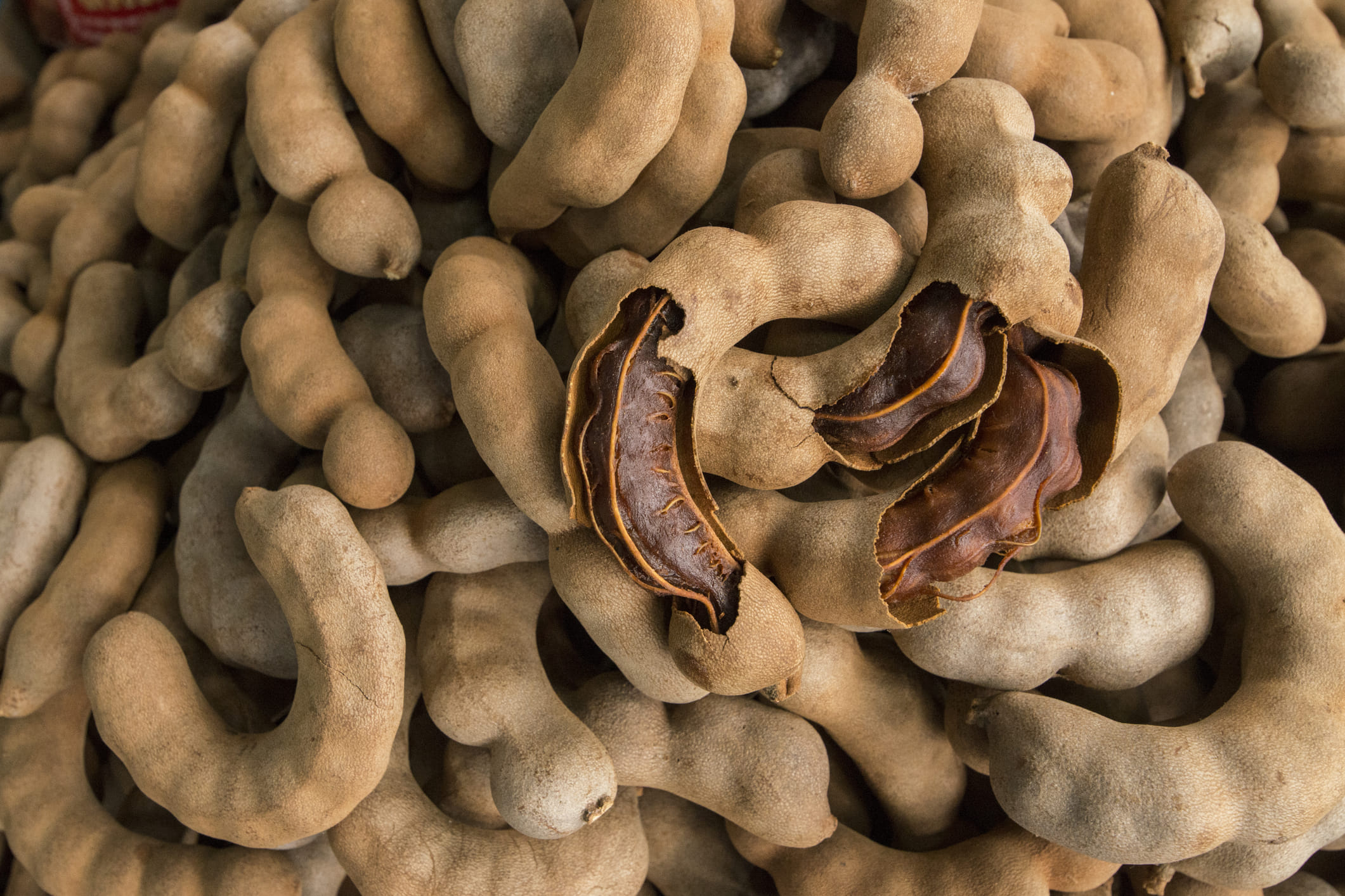 പുളി സൂക്ഷിക്കാനുള്ള മറ്റൊരു മാർഗം പുളി പേസ്റ്റ് ആക്കി മാറ്റുക എന്നതാണ്. പുളിയിൽ നിന്ന് അവയുടെ കുരു നീക്കം ചെയ്ത് ചെറുചൂടുള്ള വെള്ളത്തിൽ മുക്കിവയ്ക്കുക. മൃദുവായ ശേഷം, കൈകൊണ്ട് നന്നായി ഞെരുടി ഒരു അരിപ്പയിലൂടെ അരിച്ചെടുക്കുക. ഈ പേസ്റ്റ് ഫ്രിഡ്ജിനുള്ളിൽ സൂക്ഷിച്ച് വച്ച് ഉപയോ​ഗിക്കാവുന്നതാണ്.
