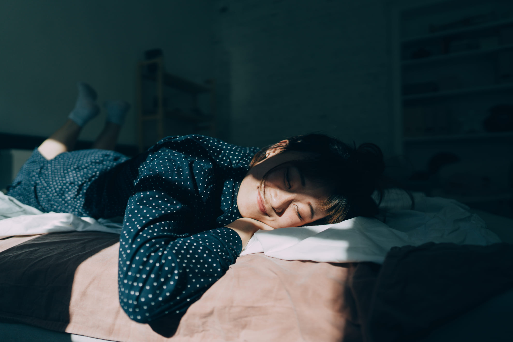 രാത്രിയിൽ 7-8 മണിക്കൂർ തുടർച്ചയായ ഉറക്കം ലഭിക്കാത്തത് സ്ത്രീകളിൽ അണ്ഡോത്പാദനത്തെ (Ovulation) ബാധിക്കുന്നു. ശാരീരികക്ഷമത നിലനിർത്താൻ വ്യായാമം അത്യാവശ്യമാണെന്ന് നാം കരുതുന്നു. എന്നാൽ വ്യായാമത്തിനായി ഉറക്കം ബലികഴിക്കുന്നത് വലിയ ആരോഗ്യപ്രശ്നങ്ങൾക്ക് വഴിവെക്കും. രാത്രി വൈകി ഉറങ്ങുകയും, ശരീരം ആവശ്യത്തിന് വിശ്രമം ലഭിക്കുന്നതിന് മുൻപേ അതിരാവിലെ എഴുന്നേറ്റ് വ്യായാമം ചെയ്യുകയും ചെയ്യുന്നത് ഗുണത്തേക്കാളേറെ ദോഷമാണ് നൽകുക.
