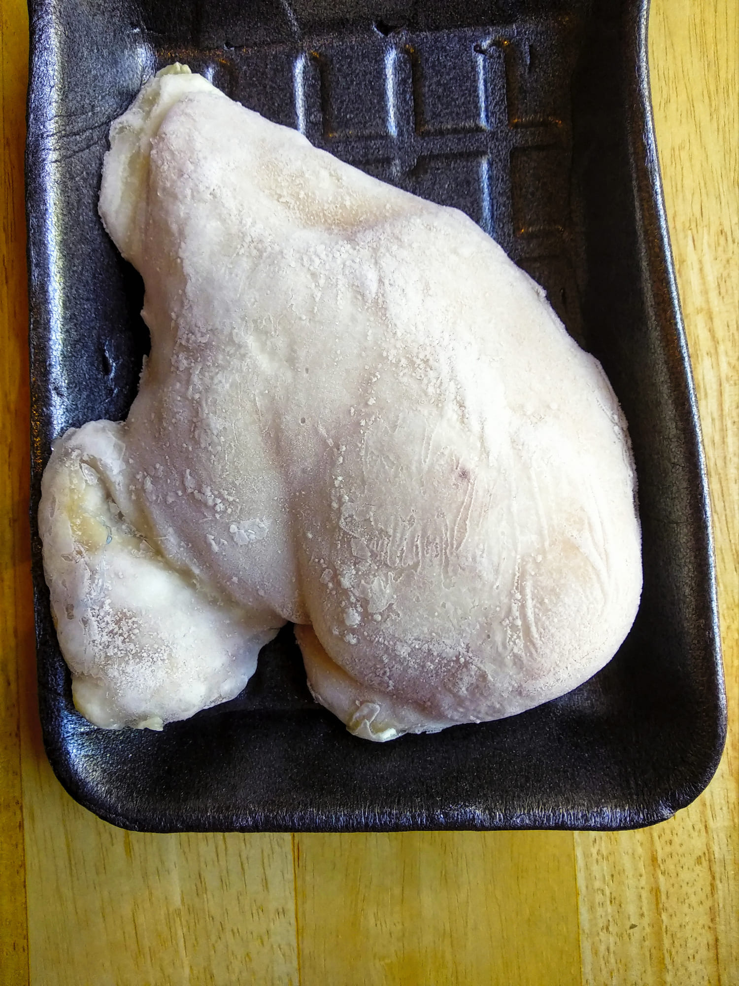 പല വീട്ടമ്മമാരും നേരത്തെ തന്നെ ഒന്നിച്ച് ചിക്കനും മീനുമൊക്കെ വാങ്ങിച്ച് ഫ്രീസറിൽ വയ്ക്കുന്ന സാധാരണമാണ്. ചിലർ വൃത്തിയാക്കി കഷണങ്ങളാക്കി പ്രത്യേകം പ്രത്യേകം വയ്ക്കുന്നു. മറ്റ് ചിലർ പാചകത്തിന് മുമ്പ് ഇത് നേരെ എടുത്ത് ഐസ് പോകാനായി അടുക്കളയിൽ കൊണ്ടുവയ്ക്കും. ചിക്കനിലെ ഐസ് കളയുന്നതാണ് ഏറ്റവും വലിയ വെല്ലുവിളി. (Image Credits: Getty Images)
