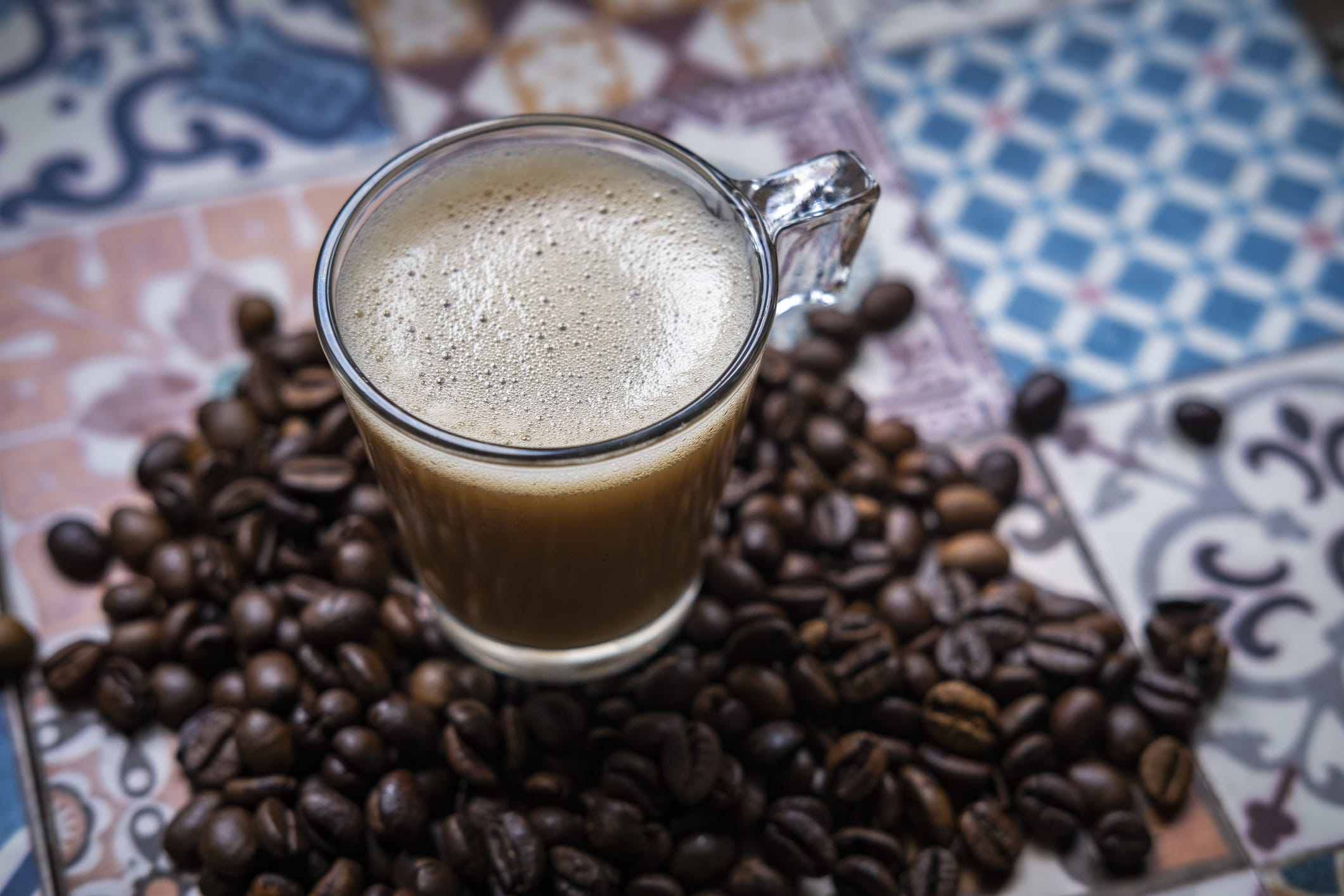 കാപ്പിയോ ചായയോ കുടിക്കാതെ ഒരു ദിവസം തുടങ്ങാൻ നിങ്ങൾക്ക് സാധിക്കുമോ? കഴിയാത്തവർ ഇക്കാര്യങ്ങൾ കൂടി അറിഞ്ഞുവച്ചോളൂ. പതിവായി ഒരു പരിധിക്ക് അപ്പുറം കാപ്പി കുടിക്കുന്നത് ചില ആരോ​ഗ്യ പ്രശ്നങ്ങൾ ഉണ്ടാക്കുന്നു. അതോടൊപ്പം ചർമ്മത്തിനും ഇവ കേടുപാടുകൾ വരുത്തും. (Image Credits: Getty images)
