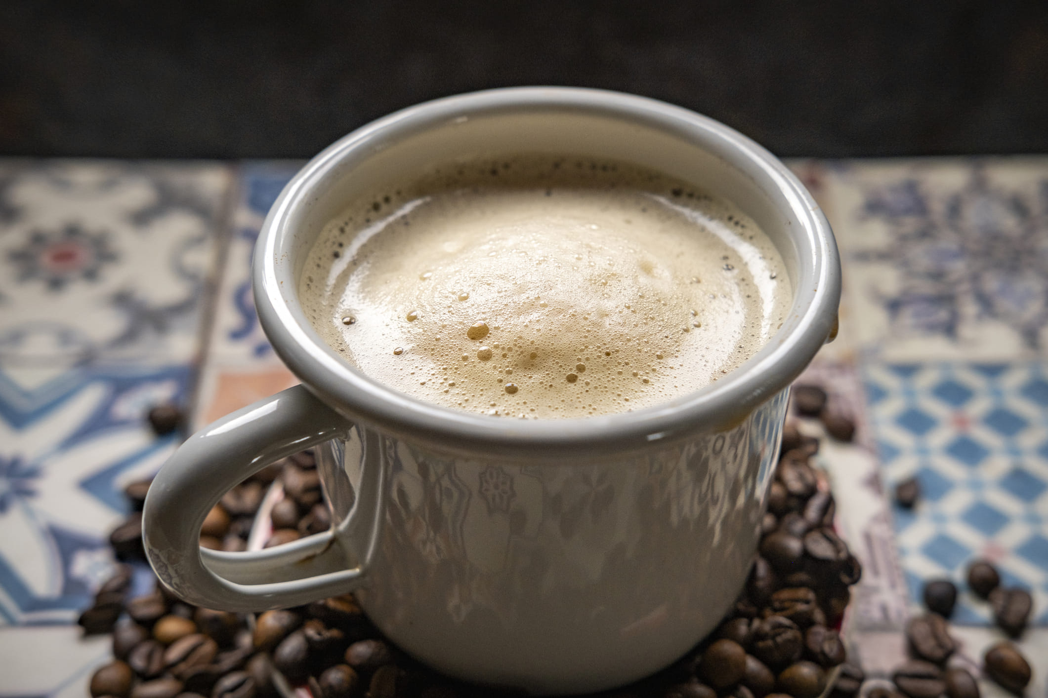 കാപ്പി അമിതമാകുമ്പോൾ നിർജ്ജലീകരണം സംഭവിക്കുന്നു. അതിനനുസരിച്ച് വെള്ളം ധാരാളം കുടിച്ചില്ലെങ്കിൽ ചർമ്മത്തിൻ്റെ നിറം മങ്ങുകയും വാർദ്ധക്യലക്ഷണങ്ങൾ പ്രകടമാകുകയും ചെയ്യും. കൂടാതെ കഫീൻ സമ്മർദ്ദ ഹോർമോണുകളും കോർട്ടിസോളും വർദ്ധിപ്പിക്കുന്നു. 
