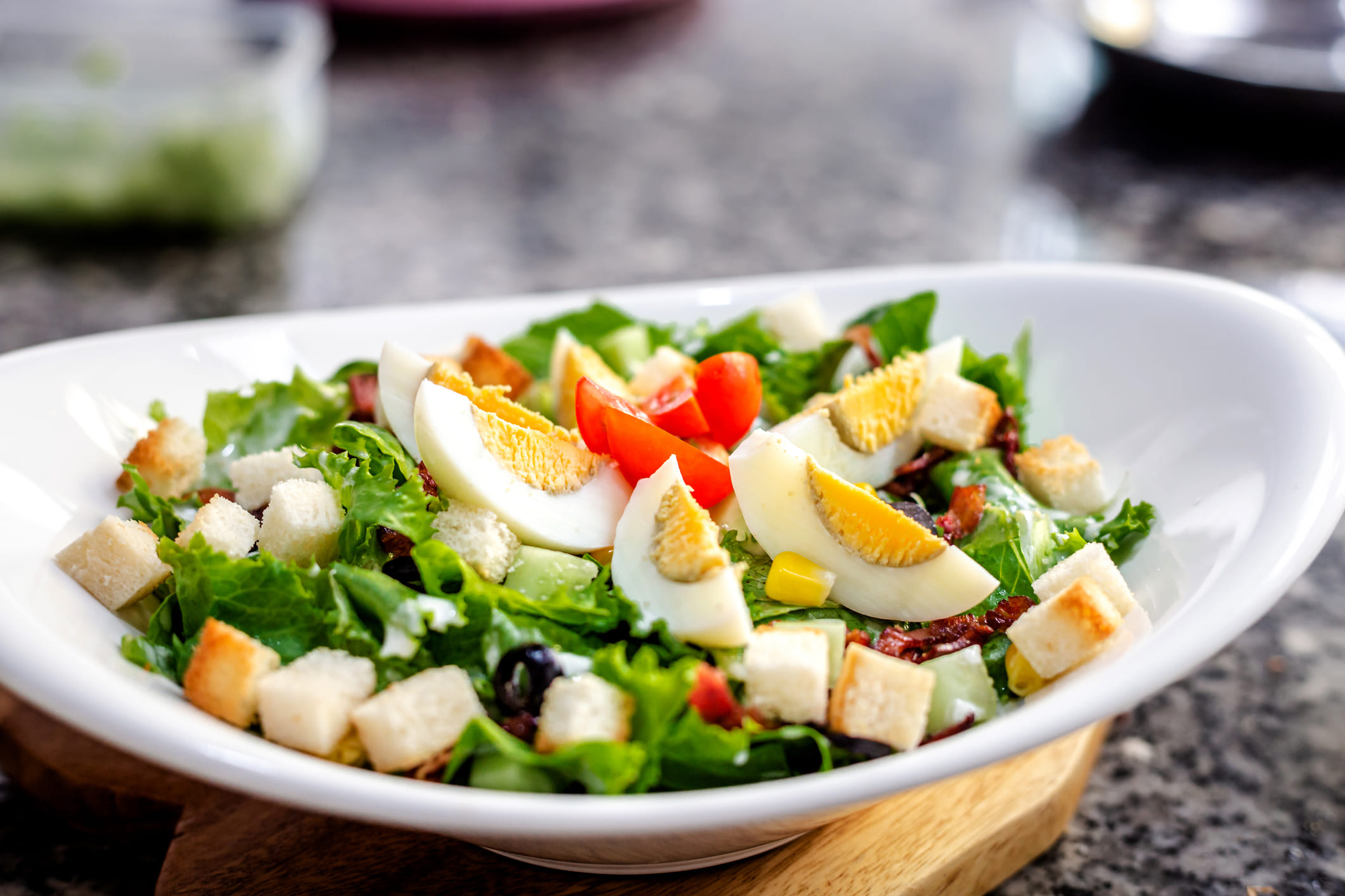 മത്സ്യം: ഇവ നിങ്ങളുടെ തലയോട്ടിക്ക് അത്യാവശ്യമാണ്. ഒമേഗ-3 ഫാറ്റി ആസിഡുകളാണ് മത്സ്യത്തിൻ്റെ പ്രാധാന്യം വർദ്ധിപ്പിക്കുന്നത്. ഇത് രോമകൂപങ്ങളെ ഉള്ളിൽ നിന്ന് പോഷിപ്പിക്കുന്നു. കട്ടിയുള്ള മുടിക്കും, തലയോട്ടിയുടെ ആരോഗ്യത്തിനുമായി മത്തി, റോഹു, കട്ല തുടങ്ങിയ മത്സ്യങ്ങൾ ഭക്ഷണത്തിൽ ഉൾപ്പെടുത്തേണ്ടതാണ്. (Image Credits: Getty Images)