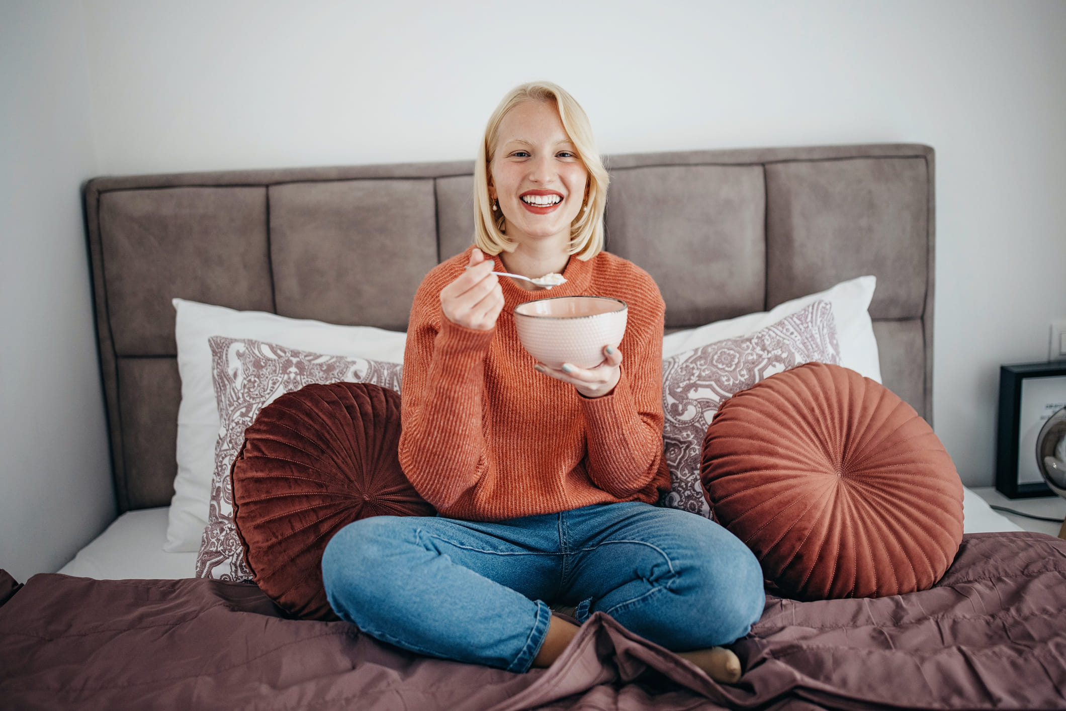 ടിവിയോ ഫോണോ നോക്കി ഭക്ഷണം കഴിക്കുമ്പോൾ നാം എത്രത്തോളം കഴിക്കുന്നു എന്ന് ശ്രദ്ധിക്കാറില്ല. ഇത് അമിതാഹാരത്തിന് കാരണമാകും. ഭക്ഷണത്തിന്റെ രുചിയും മണവും അറിഞ്ഞ് കഴിക്കുന്നത് ദഹനത്തെ സഹായിക്കുന്ന എൻസൈമുകളെ ഉത്തേജിപ്പിക്കും. നിങ്ങളുടെ കിടക്ക വിശ്രമത്തിനുള്ളതാണ്, അല്ലാതെ അസുഖം വരുത്തിവയ്ക്കാനുള്ളതല്ല. ഇനി മുതൽ ഭക്ഷണവുമായി കിടക്കയിലേക്ക് പോകുമ്പോൾ ഒന്ന് ചോദിക്കുക, ഒരു നിമിഷത്തെ സുഖമാണോ അതോ ആരോഗ്യമാണോ നിങ്ങൾക്ക് വേണ്ടത്? ശരിയായ ശീലങ്ങളാണ് ശരിയായ ജീവിതം പടുത്തുയർത്തുന്നത്.  (Image Credits: Getty Images)