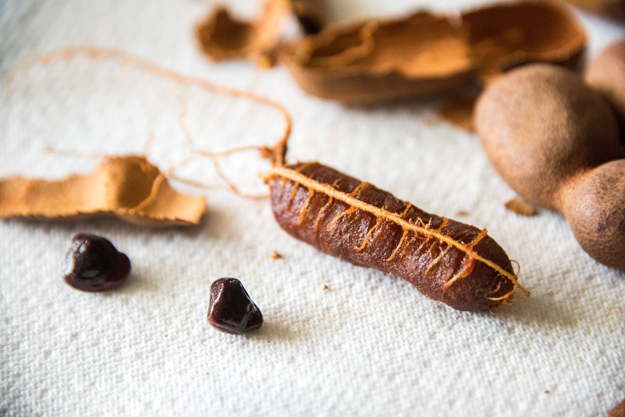 കേടായ പുളിക്ക് ദുർഗന്ധം ഉണ്ടാകും, മാത്രമല്ല അത് സാധാരണയെക്കാൾ കൂടുതൽ കൈകളിൽ ഒട്ടിപ്പിടിക്കുകയും ചെയ്യും. പൂപ്പൽ വളർച്ചയും കാണാൻ സാധിക്കും‌. അത്തരത്തിലുള്ളവ ഉപയോ​ഗിക്കാതിരിക്കുക. കടകളിൽ നിന്ന് വാങ്ങുന്ന പുളിയാണ് ഇത്തരത്തിൽ കേടാകുന്നത്. ഉപ്പ് തിരുമി വച്ചാൽ പുളി പെട്ടെന്ന് ചീത്തയാകില്ല. 
