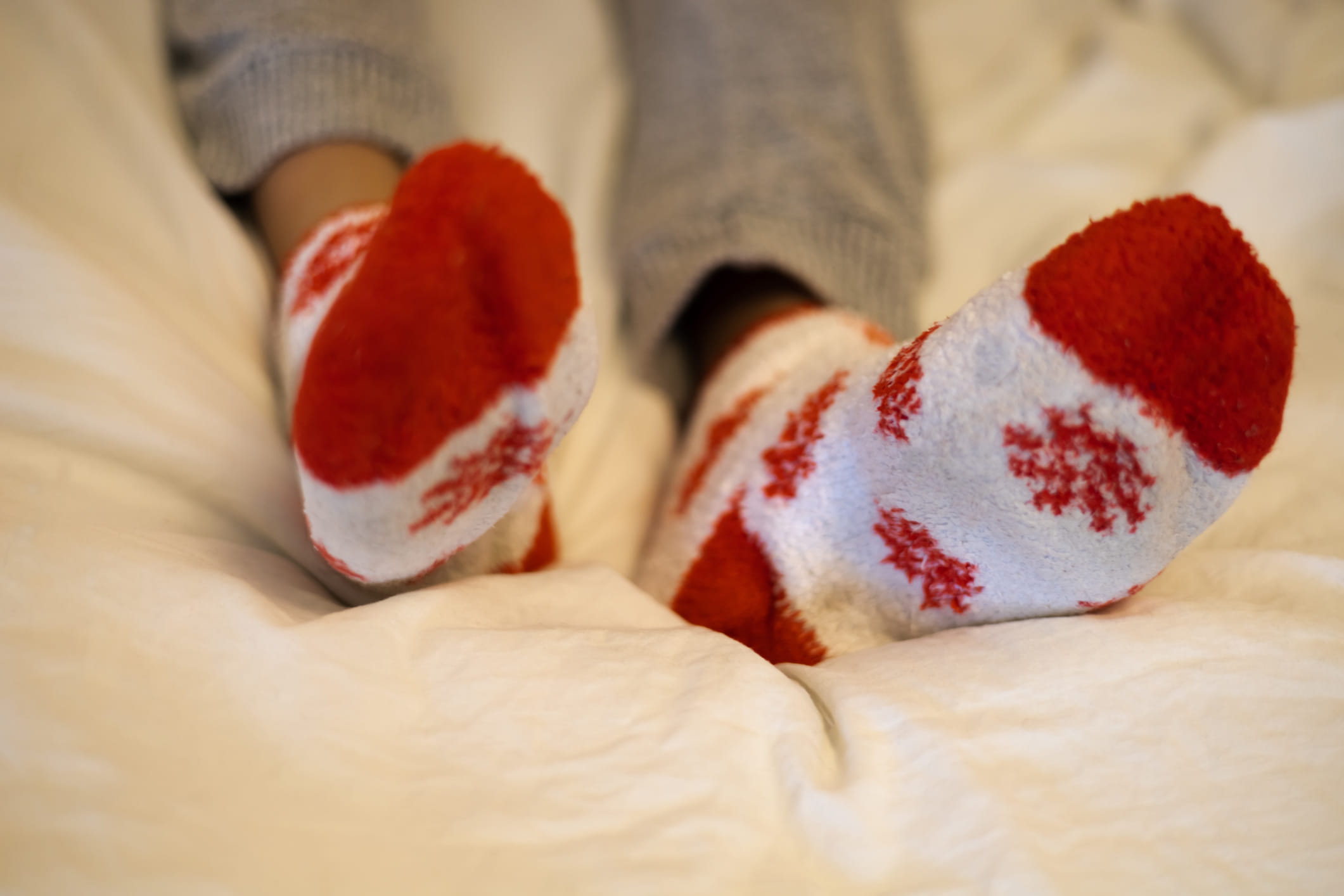 തണുപ്പ് കാലത്തായാലും, അല്ലാത്തപ്പോഴാണെങ്കിലും സോക്സുകൾ ധരിച്ച് ഉറങ്ങുന്നത് കാലുകൾ ചൂടാക്കുകയും ഉറക്കം മെച്ചപ്പെടുത്തുകയും ചെയ്യുന്നു. വൃത്തിയുള്ളതും സുഖപ്രദവുമായ അയഞ്ഞ കോട്ടൺ സോക്സുകൾ ധരിക്കുന്നതിലൂടെ സു​ഗപ്രദമായി ഉറങ്ങാൻ സാധിക്കുന്നു.
