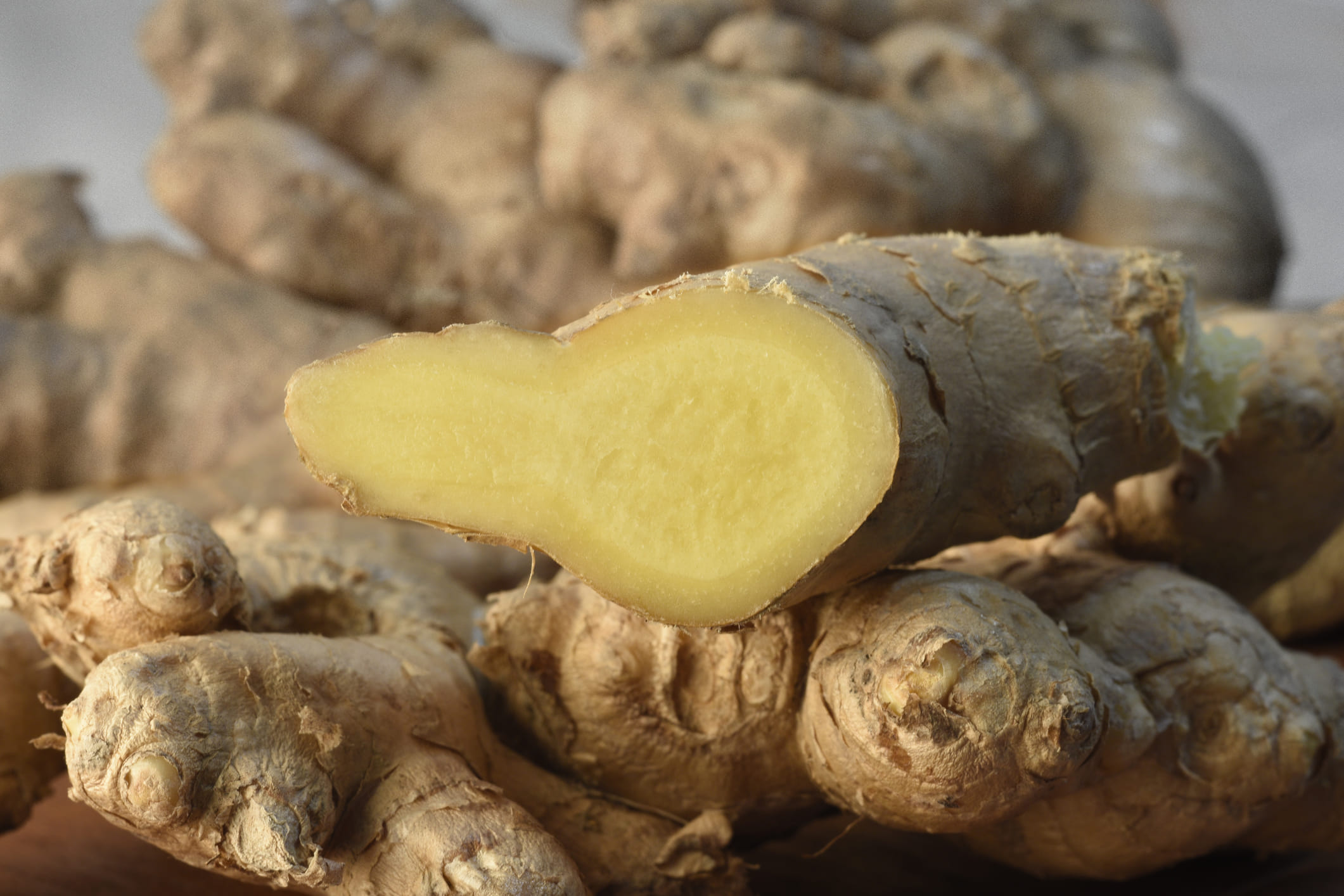 അധിക ഗുണങ്ങൾ ലഭിക്കാനായി കൂടുതൽ ഇഞ്ചി കഴിക്കുന്നതും നല്ലതല്ല. അമിതമായി ഇഞ്ചി കഴിക്കുന്നത് വയറിന് അസ്വസ്ഥത ഉണ്ടാക്കുകയും ഭക്ഷണത്തിലെ മറ്റ് രുചികൾ ഇല്ലാതാക്കുകയും ചെയ്യുന്നു. അസിഡിറ്റിയോ അസ്വസ്ഥതയോ ഉണ്ടാക്കാതിരിക്കാൻ എപ്പോഴും മിതമായ അളവിൽ മാത്രം ഇഞ്ചി കഴിക്കാൻ ശ്രമിക്കണം.