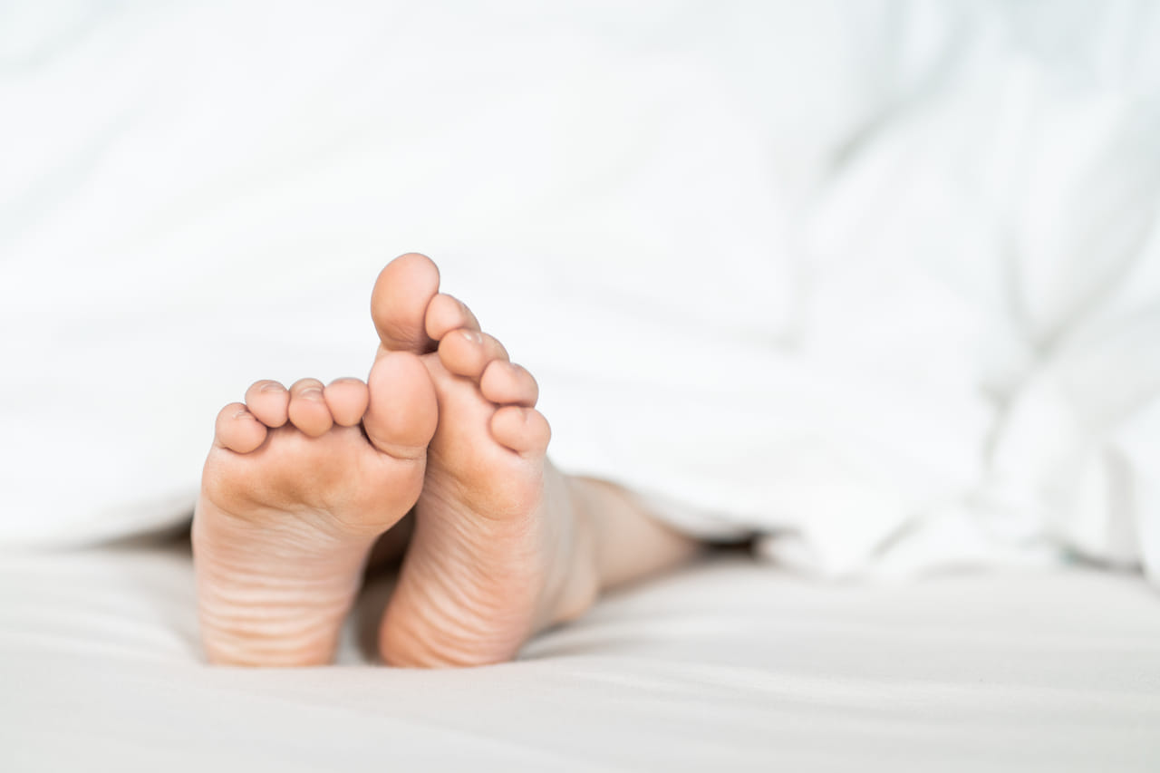 നീണ്ട യാത്രകൾക്ക് ശേഷം പലരെയും അലട്ടുന്ന ഒരു പ്രധാന പ്രശ്നമാണ് കാലിലെ നീർവീക്കം. മണിക്കൂറുകളോളം ഒരേയിരുപ്പിൽ ഇരിക്കുന്നതും ശരീരത്തിലെ ദ്രാവകങ്ങൾ കാലുകളിലേക്ക് ഇറങ്ങുന്നതുമാണ് ഈ അവസ്ഥയ്ക്ക് പിന്നിലെ പ്രധാന കാരണം. എന്നാൽ ചില ലളിതമായ മുൻകരുതലുകളിലൂടെയും വ്യായാമങ്ങളിലൂടെയും ഈ നീർവീക്കം വേഗത്തിൽ കുറയ്ക്കാൻ സാധിക്കും. ആരോഗ്യ വിദഗ്ദ്ധർ നിർദ്ദേശിക്കുന്ന ഏറ്റവും ഫലപ്രദമായ വഴികൾ ഏതൊക്കെയെന്ന് പരിശോധിക്കാം. (Image Credits; Getty Image)
