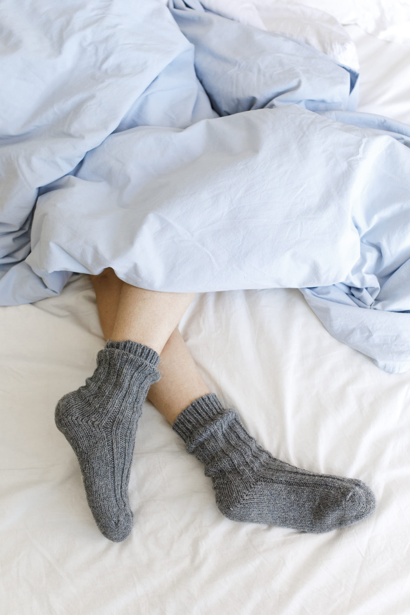 ഇറുകിയതോ സിന്തറ്റിക് സോക്സുകളോ ധരിക്കുന്നത് ഒഴിവാക്കുക. കാരണം ഇവ വിയർപ്പ്, ഫംഗസ് അണുബാധ, രക്തചംക്രമണം തടസ്സപ്പെടുത്തൽ എന്നിവയ്ക്ക് കാരണമാകും. കൂടാതെ അമിതമായി ചൂട് അനുഭവപ്പെടുന്നുണ്ടെങ്കിൽ സോക്സ് നീക്കം ചെയ്യുകയും വേണം. 
