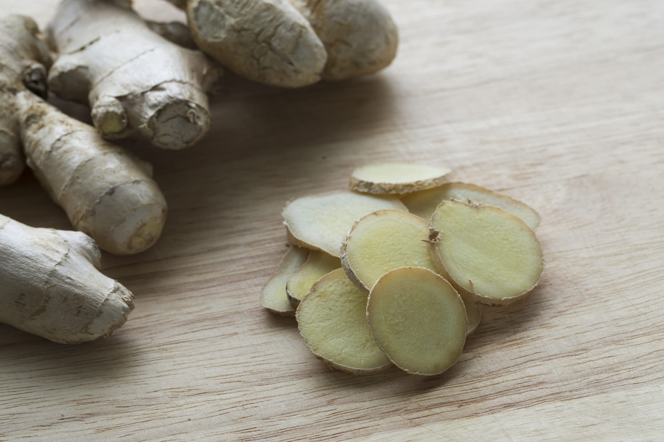 നമ്മൾ ചെയ്യുന്ന ഏറ്റവും വലിയ തെറ്റുകളിൽ ഒന്നാണ് അമിതമായ ചൂടിൽ കൂടുതൽ സമയം ഇഞ്ചി പാചകം ചെയ്യുക എന്നത്. ഇഞ്ചി അധികം വേവിക്കുമ്പോൾ (പ്രത്യേകിച്ച് ബ്രൗൺ നിറമാകുന്നതുവരെ) അതിലെ നിരവധി പ്രകൃതിദത്ത സംയുക്തങ്ങൾ നഷ്ടപ്പെടുന്നു. ഈ രീതി രുചിയും നഷ്ടപ്പെടുത്തുന്നു. ചെറുതായി വഴറ്റുകയോ, ഒടുവിൽ കറികളിൽ ചേർക്കുകയോ ചെയ്യുന്നതാണ് ഏറ്റവും ഉചിതം.