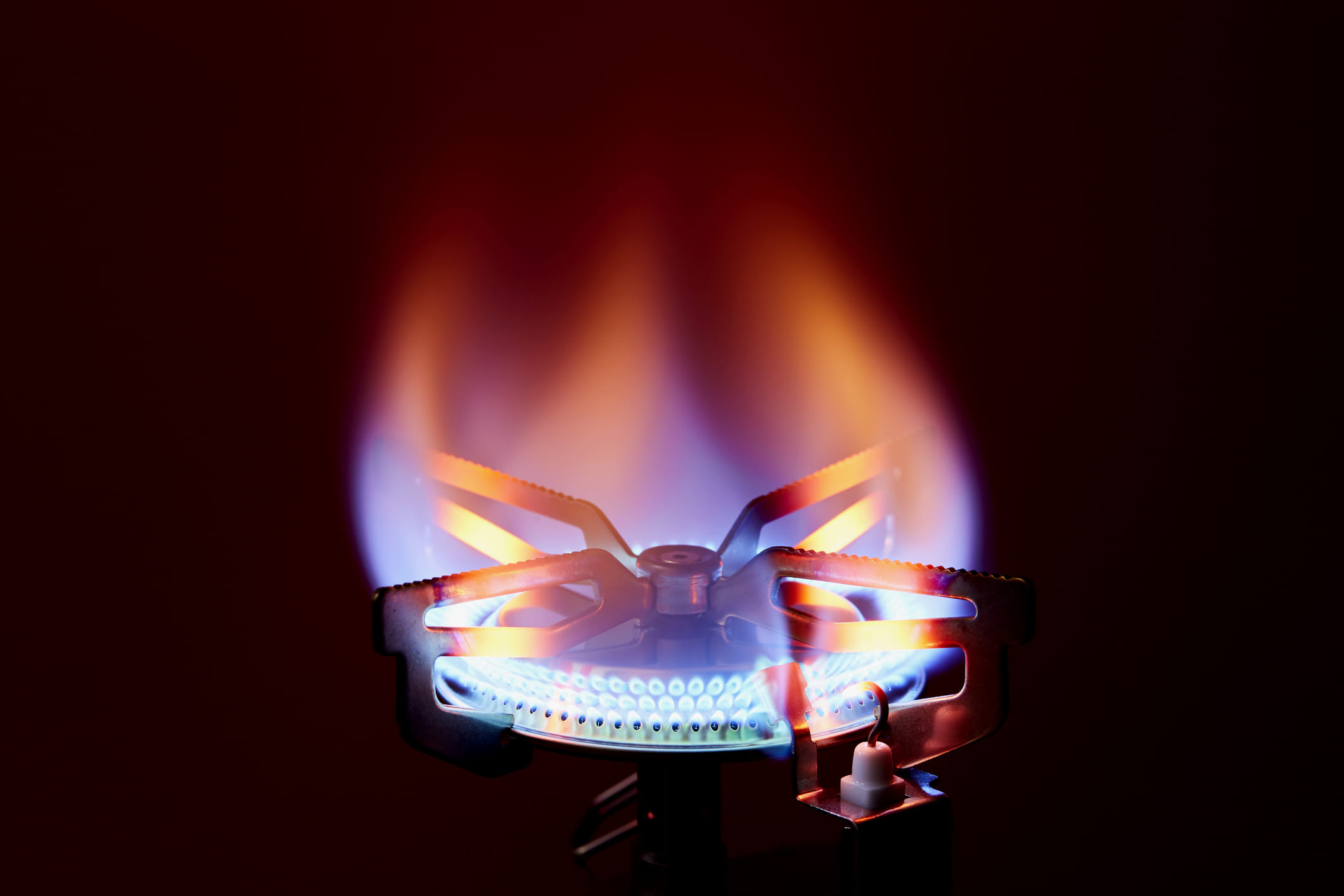 എക്‌സ്‌ഹോസ്റ്റ് ഫാൻ ഒരിക്കലും ഓണാക്കരുത്. ചോർച്ച ചെറുതാണെങ്കിൽ വീടിന് പുറത്തേക്ക് സിലിണ്ടർ മാറ്റുക. വാൽവ് മുറുകെ അടച്ച് നനഞ്ഞ തുണി കൊണ്ട് മൂടുക. ശേഷം വിദ​ഗ്ധരെ വിവരം അറിയിക്കുക. ഒരിക്കലും  ചോർച്ചയുള്ള സിലിണ്ടർ വീടിനുള്ളിൽ സൂക്ഷിക്കരുത്. സിലിണ്ടറുകൾ മാറ്റുമ്പോൾ, റെഗുലേറ്റർ സുരക്ഷിതമായി സ്ഥാപിക്കാൻ ഓർക്കുക. 
