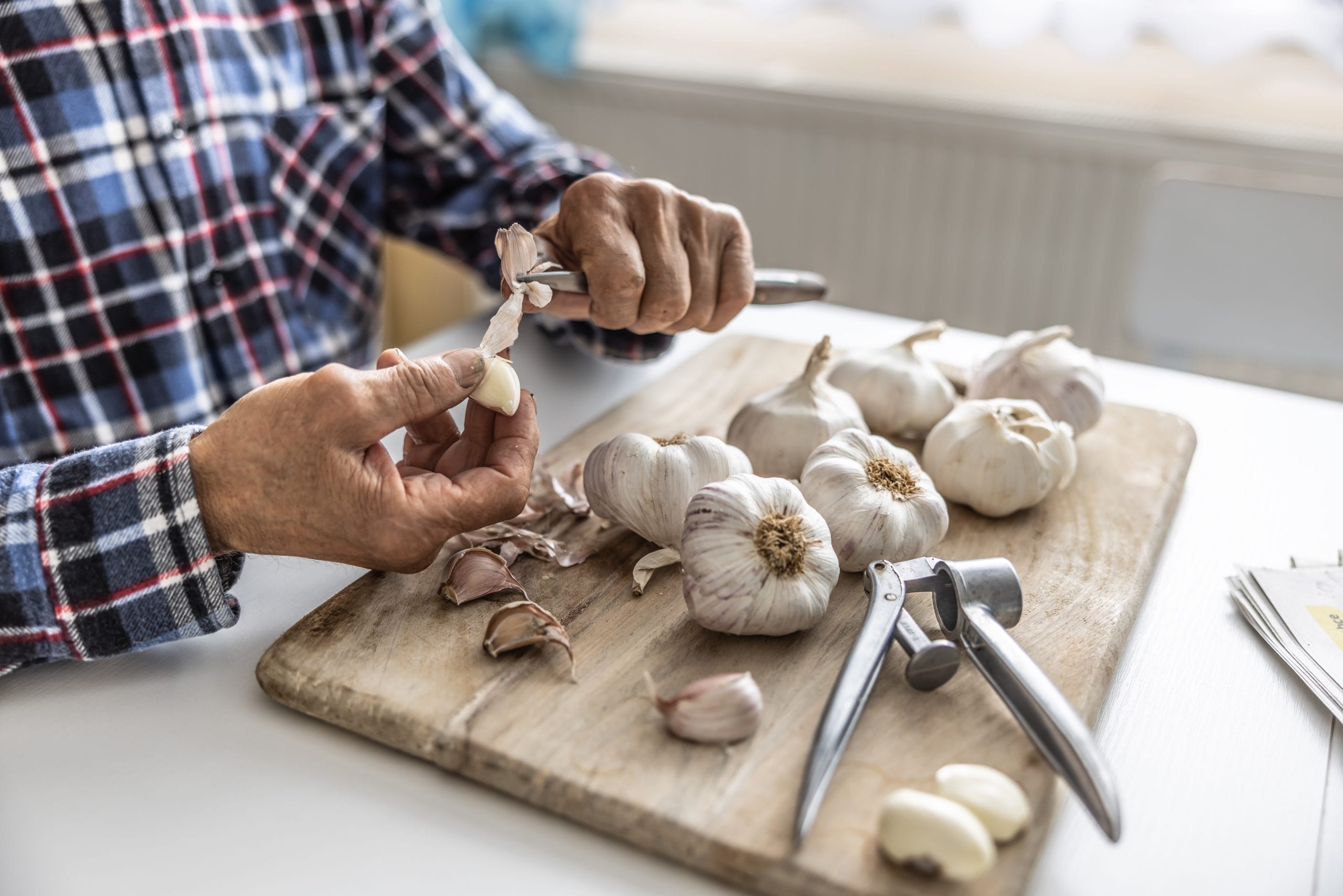 രു പാത്രത്തിൽ ആവശ്യത്തിന് ചെറുചൂടുവെള്ളം എടുക്കുക. വെളുത്തുള്ളി അല്ലികൾ ഈ വെള്ളത്തിലേക്ക് ഇട്ട് ഒന്ന് മുതൽ രണ്ട് മിനിറ്റ് വരെ വെക്കുക. വെള്ളം വെളുത്തുള്ളിയുടെ പാളികൾക്കിടയിലേക്ക് ഇറങ്ങിച്ചെല്ലുന്നതോടെ തൊലി അയയുകയും കുതിരുകയും ചെയ്യുന്നു.വെള്ളത്തിൽ നിന്ന് അല്ലികൾ പുറത്തെടുത്ത് വിരലുകൾ കൊണ്ട് ചെറുതായി ഒന്ന് തടവുക. തൊലി വളരെ എളുപ്പത്തിൽ കൈകളിലേക്ക് ഇളകി വരുന്നത് കാണാം. കൈകളിൽ വെളുത്തുള്ളിയുടെ രൂക്ഷഗന്ധം പടരുന്നത് ഒരു പരിധി വരെ തടയാം.