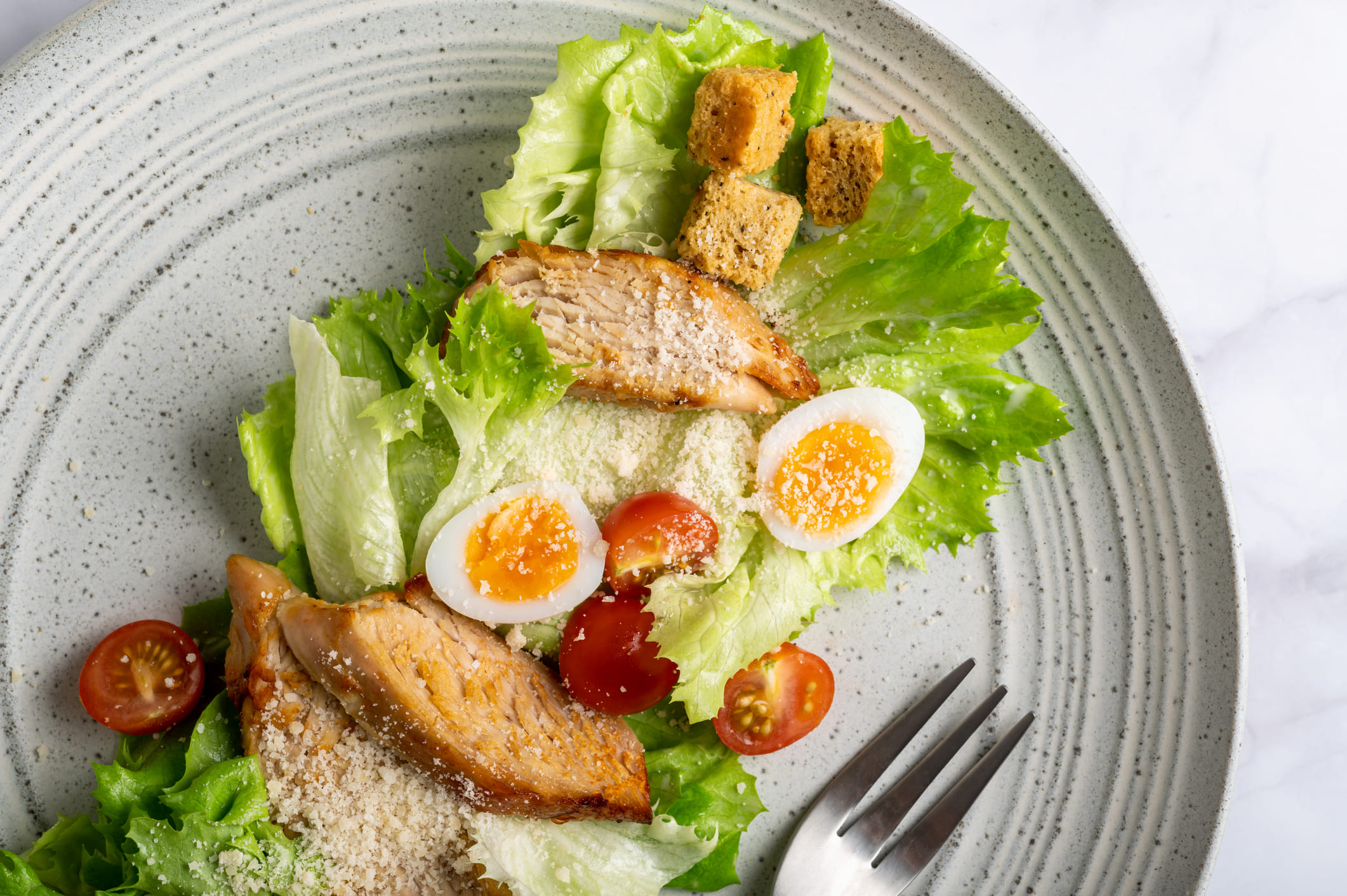 മുടി വളരാൻ നിങ്ങൾ എന്തൊക്കെ ചെയ്താലും ഭക്ഷണത്തിൽ ശ്രദ്ധിച്ചില്ലെങ്കിൽ എല്ലാം വിഫലമാകും. വേഗത്തിലുള്ള മുടി വളർച്ചയ്ക്കും ശക്തമായ മുടിയിഴകൾക്കും പ്രോട്ടീൻ, ഇരുമ്പ്, ബി 12, സിങ്ക്, ഒമേഗ -3 ഫാറ്റി ആസിഡുകൾ എന്നിവ വളരെ അത്യാവശ്യമാണ്. അങ്ങനെയെങ്കിൽ മുടി വളർച്ചയ്ക്ക് ഏറ്റവും മികച്ച നോൺ - വെജ് ഭക്ഷണങ്ങൾ ഏതെല്ലാമെന്ന് നോക്കാം. (Image Credits: Getty Images)