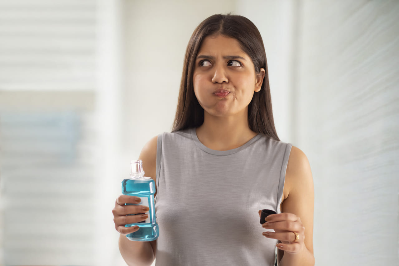 വായ്നാറ്റത്തെ അകറ്റി നിർത്തുന്നതിന് മാത്ത് വാഷ് നല്ലതാണ്. ഇത് സ്ഥിരമായി ഉപയോ​ഗിക്കുന്നവർ ധാരാളമാണ്. യഥാർത്ഥത്തിൽ ദിവസേന മൗത്ത് വാഷ് ഉപയോഗിക്കുന്നത് നല്ലതാണോ ചീത്തയാണോ? നിങ്ങൾ എപ്പോഴെങ്കിലും ഇതേക്കുറിച്ച് ചിന്തിച്ചിട്ടുണ്ടോ. എങ്കിൽ ഇനി ഇതിൻ്റെ ദോഷഫലങ്ങളും അറിഞ്ഞിരിക്കണം. (Image Credits: Getty Images)
