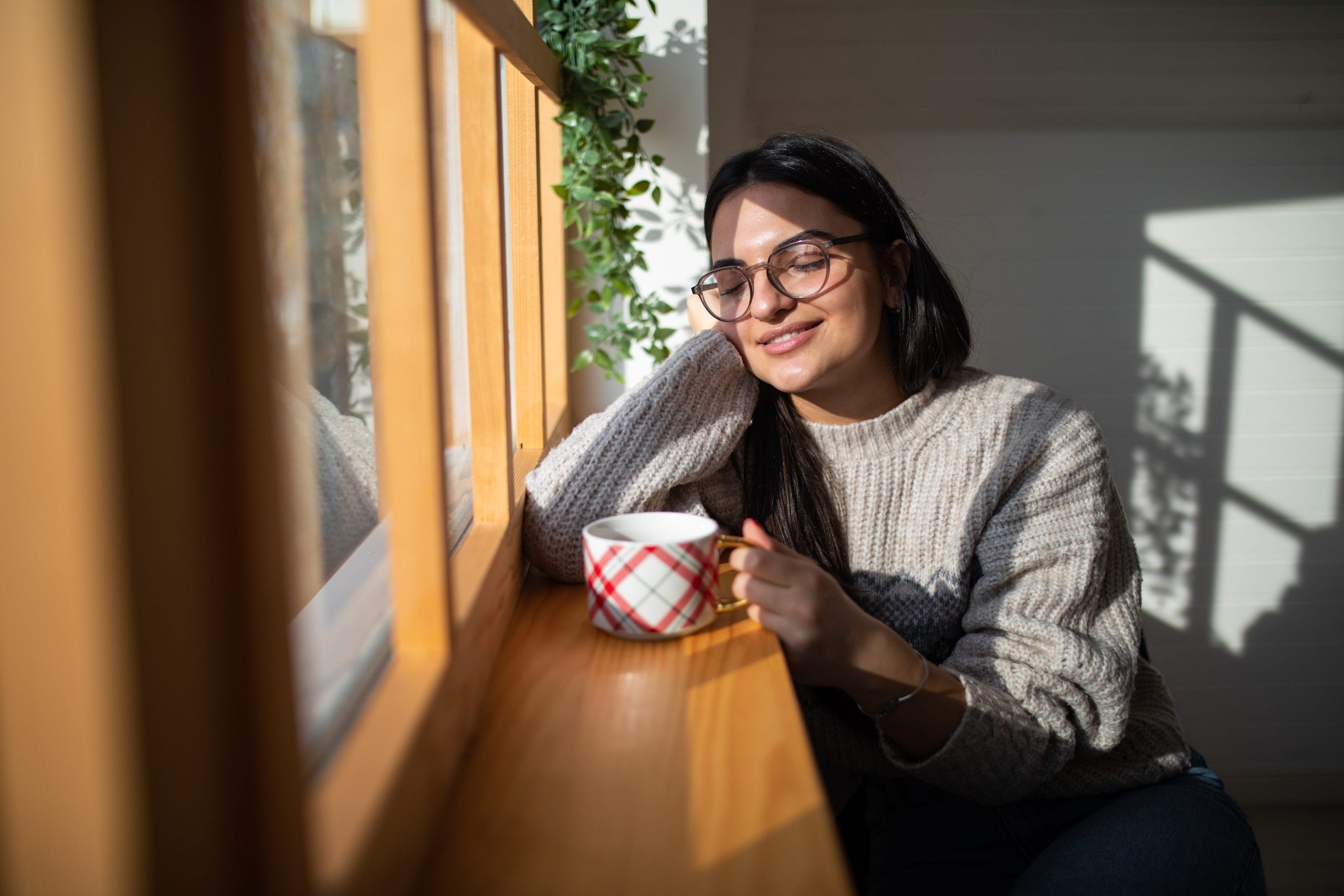 പകൽ സമയങ്ങളിൽ സൂര്യപ്രകാശം ഏൽക്കുന്നത് രക്തത്തിലെ പഞ്ചസാരയുടെ നിയന്ത്രണം മെച്ചപ്പെടുത്താൻ സഹായിക്കുമെന്നാണ് പഠനത്തിലൂടെ ​ഗവേഷകർ കണ്ടെത്തിയിരിക്കുന്നത്. ശരീരത്തിലെ സിർകാഡിയൻ റിഥത്തെ നിയന്ത്രിക്കുന്ന പിഇആർ1, സിആർവൈ1 ജീനുകൾ സൂര്യപ്രകാശം ഏൽക്കുന്ന സമയത്ത് കൂടുതൽ സജീവമാകുന്നു. ഇതിലൂടെ ടൈപ്പ് 2 പ്രമേഹം നിയന്ത്രിക്കാമെന്നാണ് പഠനം പറയുന്നത്. 70 വയസിന് മുകളിലുള്ള 13 പേരിലാണ് പഠനം നടത്തിയത്. 
