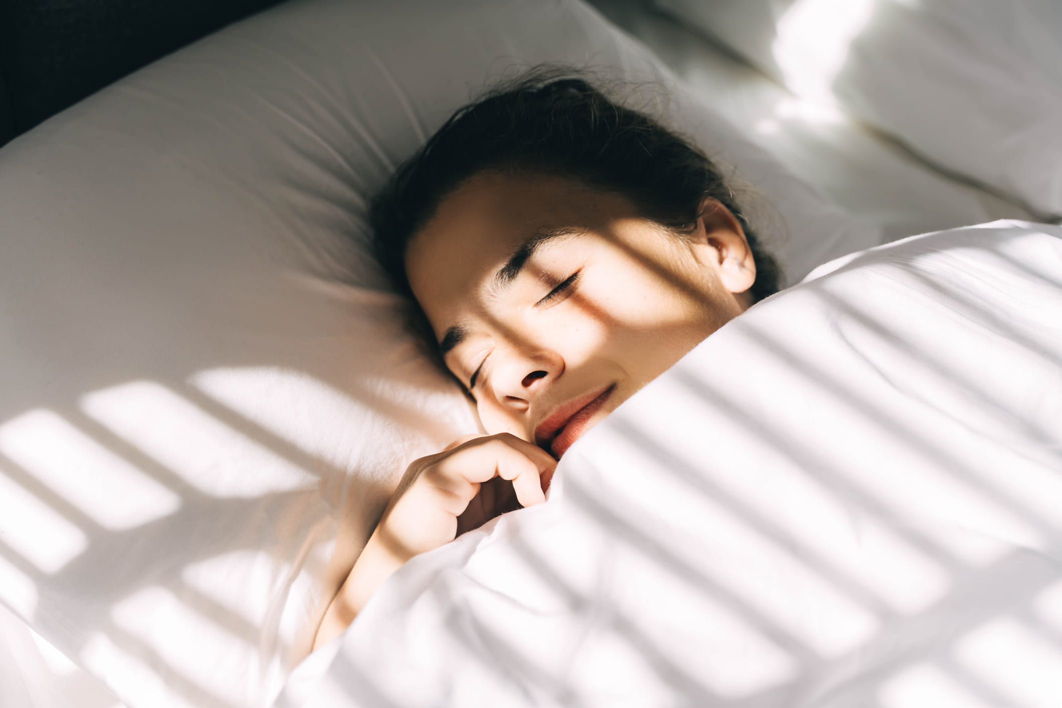 നാം ചെയ്യുന്ന വ്യായാമം ഫലപ്രദമാകണമെങ്കിൽ ശരീരം അത് ഉൾക്കൊള്ളാൻ സജ്ജമായിരിക്കണം. ആരോഗ്യ സംരക്ഷണത്തിൽ ഉറക്കവും വ്യായാമവും തുല്യപ്രാധാന്യമുള്ളതാണ്. വ്യായാമം ചെയ്യുമ്പോൾ പേശികളിലുണ്ടാകുന്ന ചെറിയ കോശനാശങ്ങൾ പരിഹരിക്കപ്പെടുന്നത് നിങ്ങൾ ഉറങ്ങുമ്പോഴാണ്. അതുകൊണ്ട് ഉറക്കത്തെ ഇല്ലാതാക്കി വ്യായാമം ചെയ്യുന്നത് ശരീരത്തിന് അധിക ബാധ്യതയാണ്.
