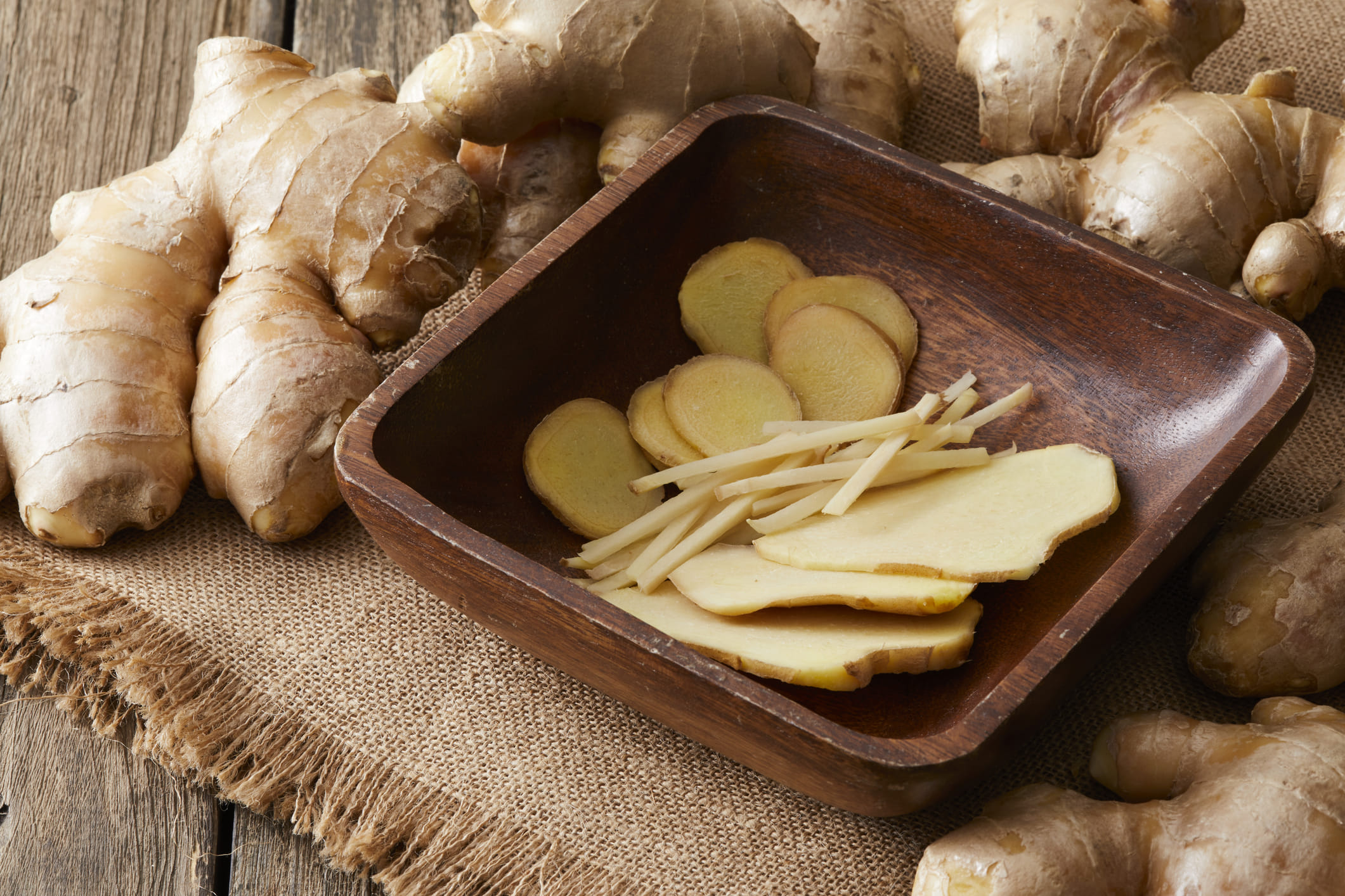 ഒരു വിഭവത്തിലേക്ക് ഇഞ്ചി കൃത്യമായ സമയത്ത് ചേർത്തില്ലെങ്കിൽ അവയുടെ രുചിയാകെ മാറും. പാചകം ചെയ്യുമ്പോൾ തുടക്കത്തിൽ തന്നെ ഇഞ്ചി വഴറ്റുക അല്ലെങ്കിൽ പേസ്റ്റാക്കി അതിലേക്ക് ചേർക്കുക. ഇങ്ങനെ ചെയ്താൽ ഒരിക്കലും അവയുടെ ഗുണമോ രുചിയോ നമുക്ക് നഷ്ടമാകില്ല.