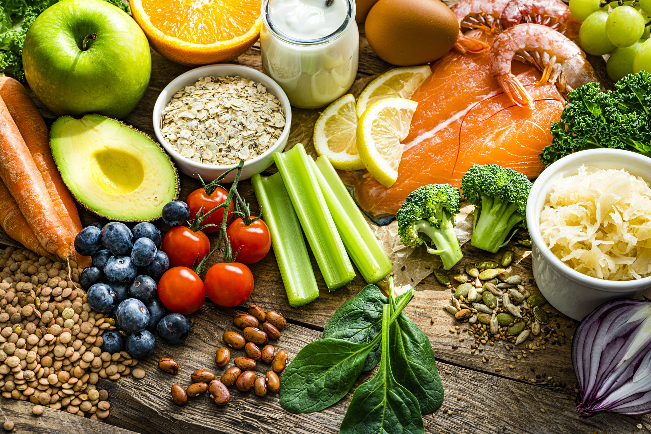 ആധുനിക കാലത്തെ ജീവിതശൈലീ രോഗങ്ങളിൽ ഏറ്റവും വെല്ലുവിളിയായ പ്രമേഹത്തെ തടയാൻ ആരോഗ്യകരമായ ഭക്ഷണക്രമം അനിവാര്യമാണ്. രക്തത്തിലെ പഞ്ചസാരയുടെ അളവ് ക്രമാതീതമായി ഉയരുന്നത് തടയാൻ ചില പ്രത്യേക ഭക്ഷണങ്ങൾക്ക് സാധിക്കുമെന്ന് പ്രമുഖ എൻഡോക്രൈനോളജിസ്റ്റ് ഡോ. അലസ്സിയ റോണൽറ്റ് വ്യക്തമാക്കുന്നു. (Image Credits: Getty Images)