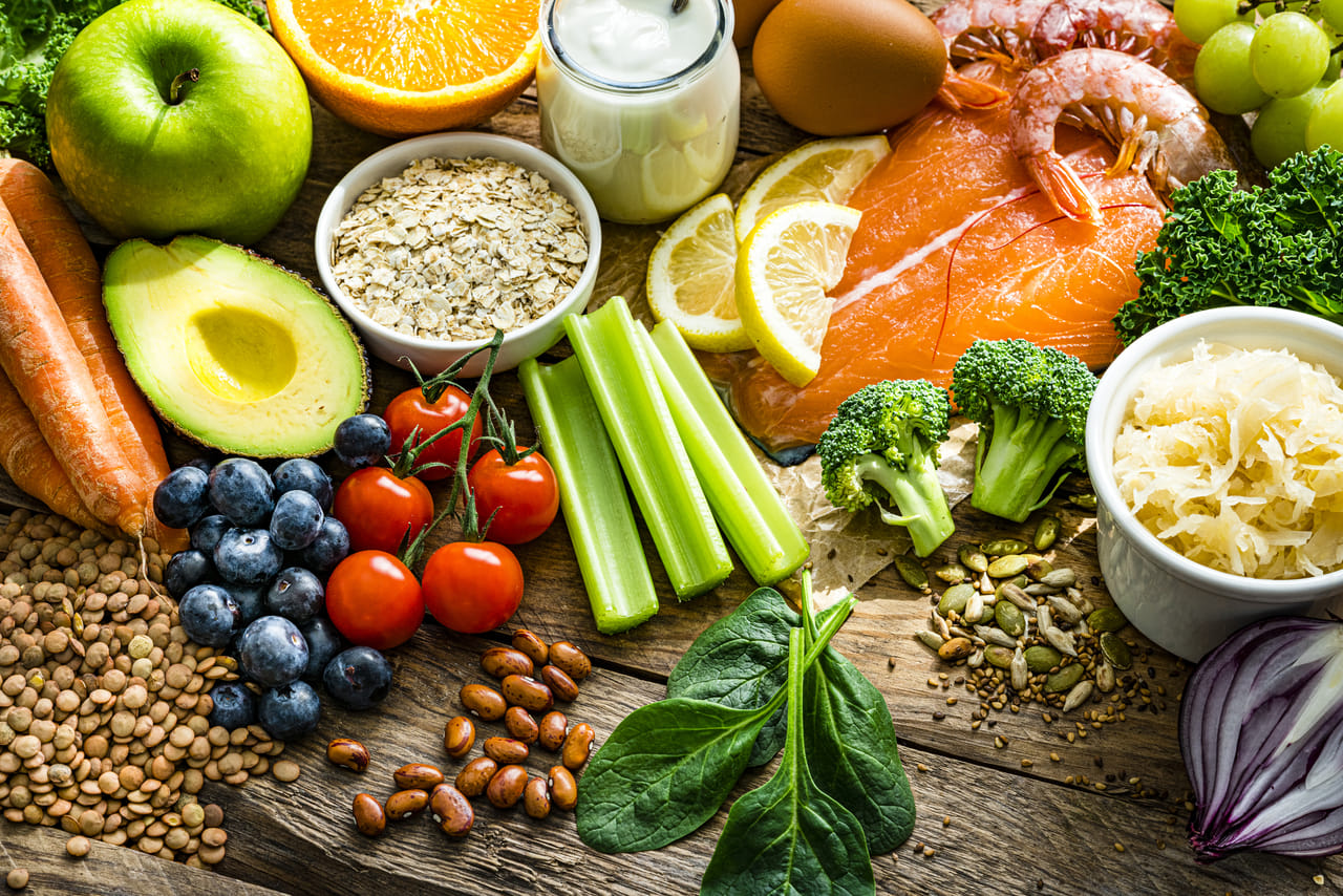 ആധുനിക കാലത്തെ ജീവിതശൈലീ രോഗങ്ങളിൽ ഏറ്റവും വെല്ലുവിളിയായ പ്രമേഹത്തെ തടയാൻ ആരോഗ്യകരമായ ഭക്ഷണക്രമം അനിവാര്യമാണ്. രക്തത്തിലെ പഞ്ചസാരയുടെ അളവ് ക്രമാതീതമായി ഉയരുന്നത് തടയാൻ ചില പ്രത്യേക ഭക്ഷണങ്ങൾക്ക് സാധിക്കുമെന്ന് പ്രമുഖ എൻഡോക്രൈനോളജിസ്റ്റ് ഡോ. അലസ്സിയ റോണൽറ്റ് വ്യക്തമാക്കുന്നു. (Image Credits: Getty Images)
