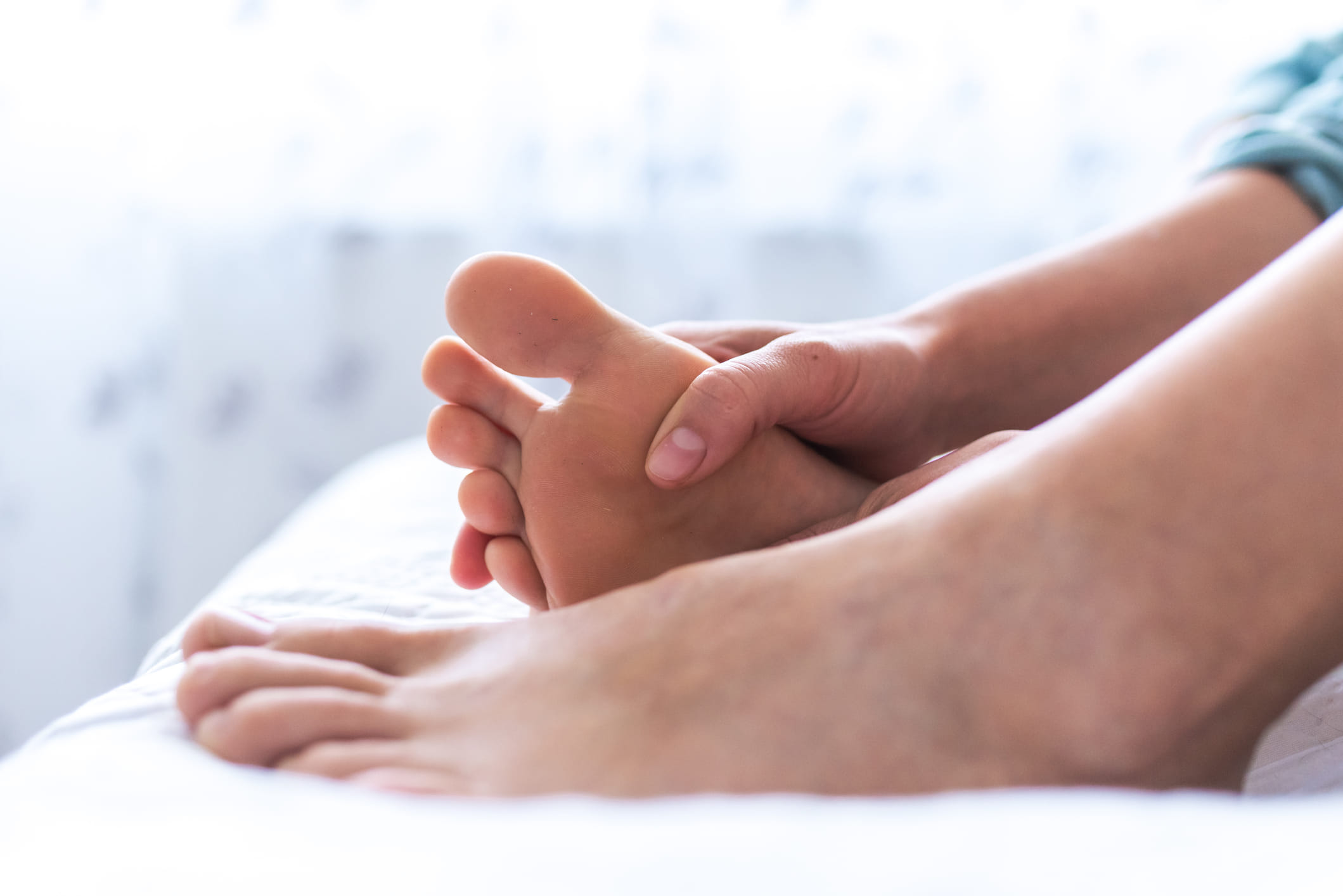 കാലുകൾ ഉയർത്തി വെക്കുക: നീർവീക്കം കുറയ്ക്കാനുള്ള ഏറ്റവും ഫലപ്രദമായ മാർഗ്ഗമാണിത്. വീട്ടിലെത്തിയ ഉടൻ തറയിൽ കിടന്നുകൊണ്ട് കാലുകൾ ഒരു കസേരയിലോ തലയിണയ്ക്ക് മുകളിലോ ഉയർത്തി വെക്കുക. ഹൃദയത്തിന്റെ നിരപ്പിനേക്കാൾ ഉയരത്തിൽ കാലുകൾ 15-20 മിനിറ്റ് വെക്കുന്നത് കെട്ടിനിൽക്കുന്ന ദ്രാവകങ്ങൾ തിരികെ ഒഴുകാനും രക്തചംക്രമണം സുഗമമാക്കാനും സഹായിക്കും. 
