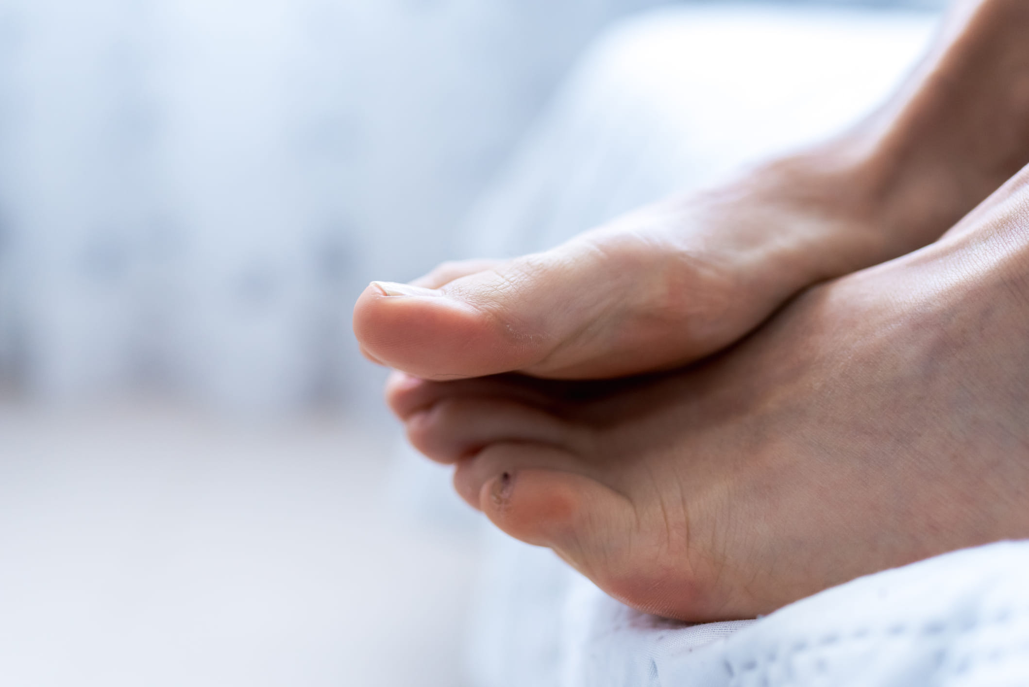 വ്യായാമങ്ങൾ:  യാത്ര കഴിഞ്ഞ ഉടൻ കഠിനമായ വ്യായാമങ്ങൾ ഒഴിവാക്കി ലളിതമായ സ്ട്രെച്ചിംഗുകൾ ചെയ്യാം. പദങ്ങൾ വട്ടത്തിൽ കറക്കുന്നതും വിരലുകൾ വിടർത്തുന്നതും പേശികളിലെ മുറുക്കം കുറയ്ക്കും. ചെറിയ രീതിയിൽ നടക്കുന്നതും കാലുകളിലെ രക്തയോട്ടം വർദ്ധിപ്പിക്കാൻ സഹായിക്കും.
