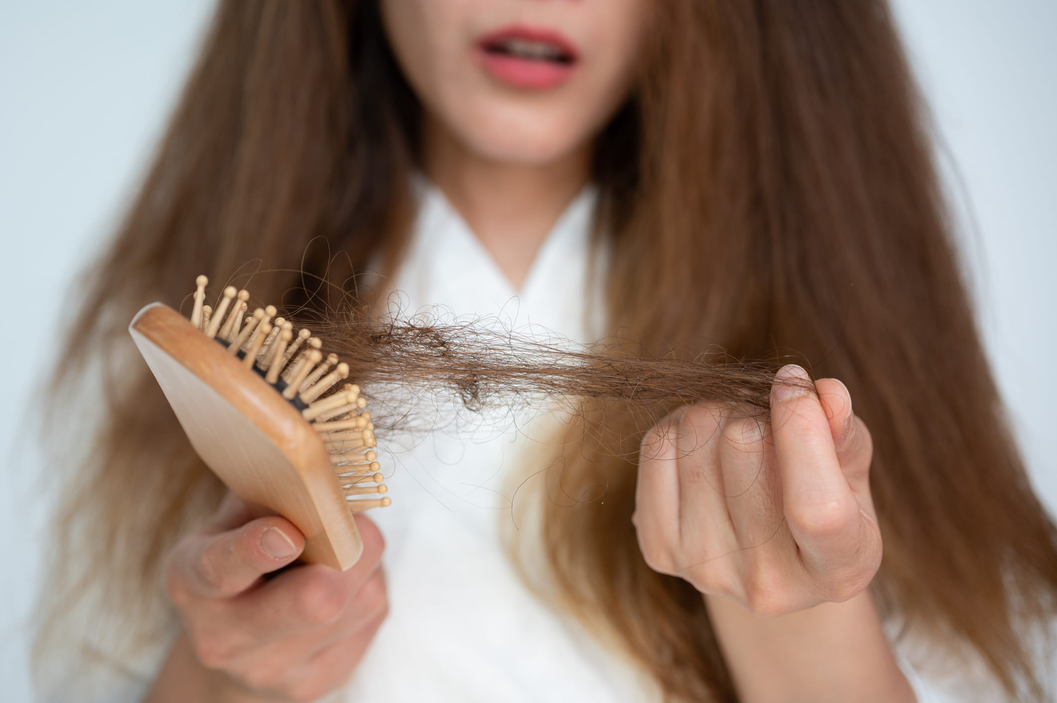 സ്ത്രീകളിലെ മുടി കൊഴിച്ചിലിന് മറ്റൊരു കാരണം ഹോർമോൺ വ്യതിയാനമാണ്. ഗർഭനിരോധന ഗുളികകൾ കഴിക്കുന്നത് മുതൽ ഗർഭധാരണം വരെ അല്ലെങ്കിൽ പോളിസിസ്റ്റിക് ഓവറി സിൻഡ്രോം, എൻഡോമെട്രിയോസിസ് പോലുള്ള സ്ത്രീകളിൽ കണ്ടുവരുന്ന ആരോഗ്യ പ്രശ്നങ്ങളും മുടി കൊഴിച്ചിലിനെ ബാധിക്കുന്നു.