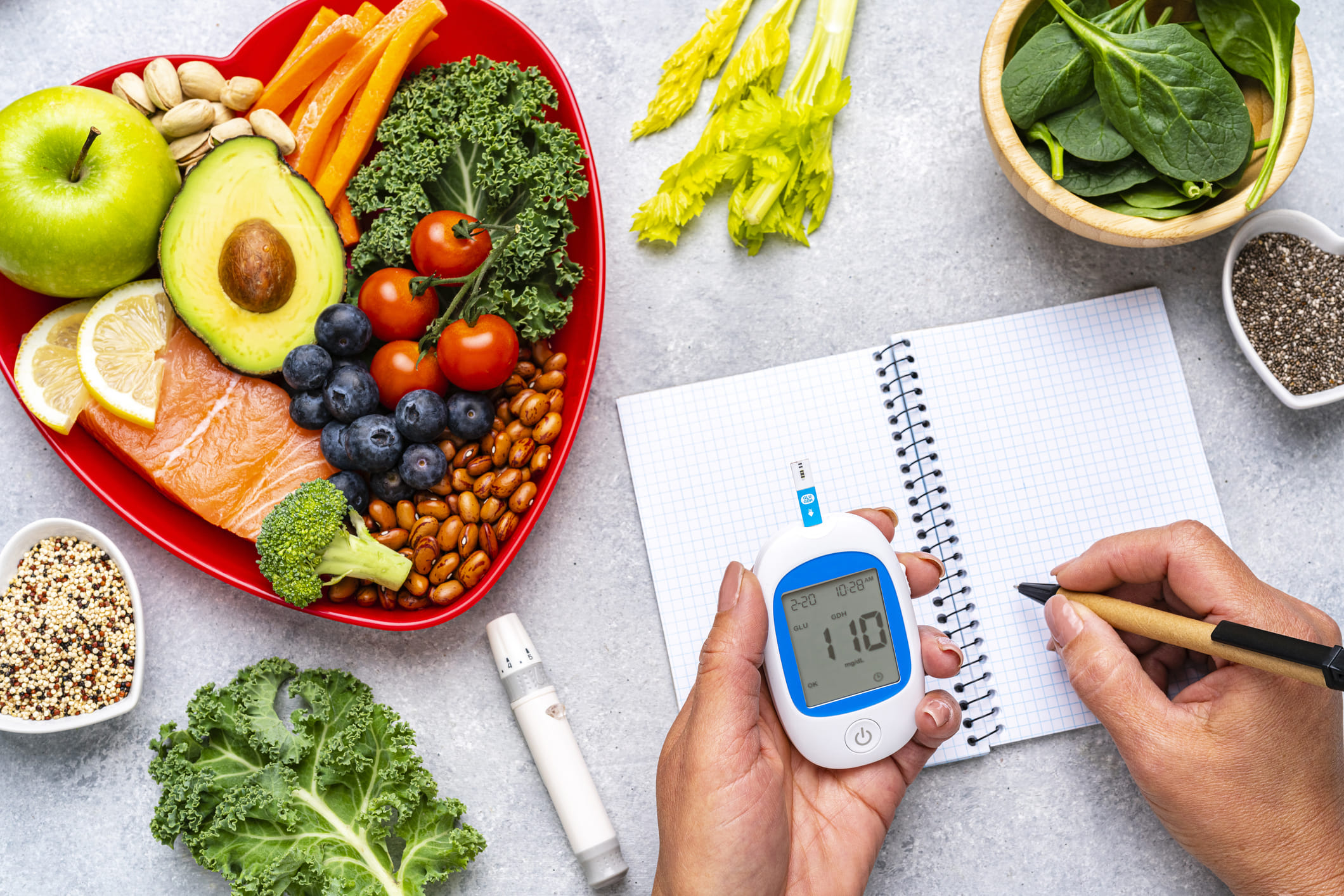 പാചക എണ്ണകളിൽ ഏറ്റവും ശുദ്ധമായത് ഏതെന്ന ചോദ്യത്തിന് ആരോഗ്യവിദഗ്ദ്ധർക്ക് ഒരൊറ്റ ഉത്തരമേയുള്ളൂ, എക്‌സ്‌ട്രാ വെർജിൻ ഒലിവ് ഓയിൽ. രാസവസ്തുക്കളോ അമിതമായ ചൂടോ ഏൽക്കാതെ 'കോൾഡ് പ്രസ്സ്' രീതിയിൽ വേർതിരിച്ചെടുക്കുന്നതിനാൽ ഇതിലെ സ്വാഭാവിക പോഷകങ്ങളും സുഗന്ധവും അങ്ങനെതന്നെ നിലനിൽക്കുന്നു. ഇൻസുലിൻ പ്രതികരണം മെച്ചപ്പെടുത്താനും രക്തത്തിലെ പഞ്ചസാരയുടെ അളവ് നിയന്ത്രിക്കാനും സഹായിക്കുന്ന ഈ എണ്ണ, ഹൃദയാരോഗ്യത്തിനും നല്ലതാണ്. 
