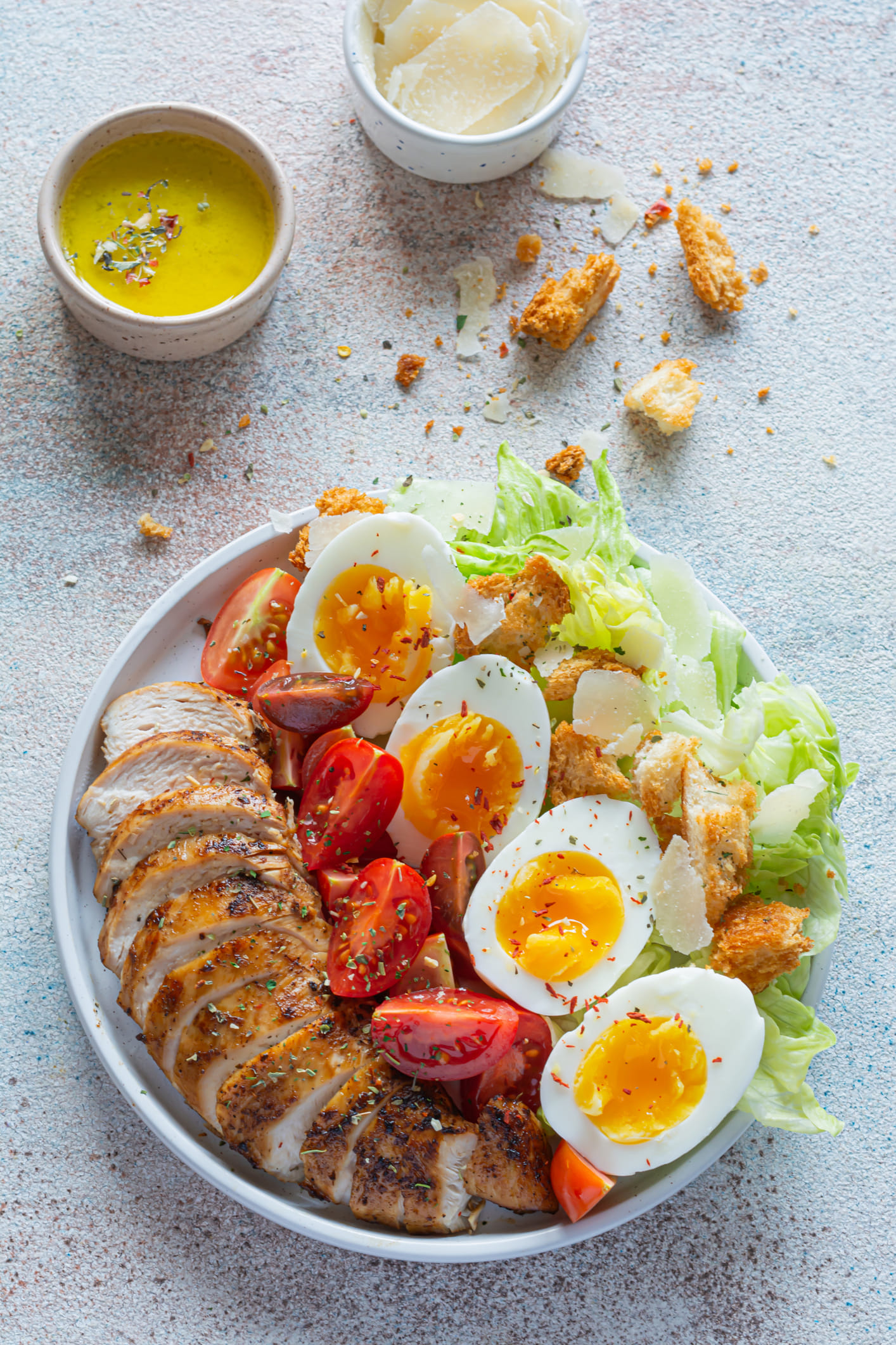 മുടി വളരാൻ പ്രധാനമായും ശ്രദ്ധിക്കേണ്ടത് നമ്മുടെ ഭക്ഷണത്തിൽ തന്നെയാണ്. കഴിക്കുന്ന ഭക്ഷണ പോഷകസമൃദ്ധമല്ലെങ്കിൽ മുടി വളർച്ച കുറയുകയും കൊഴിച്ചിൽ രൂക്ഷമാകുകയും ചെയ്യും. സമ്മർദ്ദം, മലിനീകരണം, ഉറക്കമില്ലായ്മ, ഹെയർ സ്റ്റൈലിംഗ്, വെള്ളം, തുടങ്ങിയവ എല്ലാം മുടിയും തലയോട്ടയും പ്രശ്നത്തിലാക്കുന്ന മറ്റ് പ്രധാന കാരണങ്ങളാണ്. (Image Credits: Getty Images)
