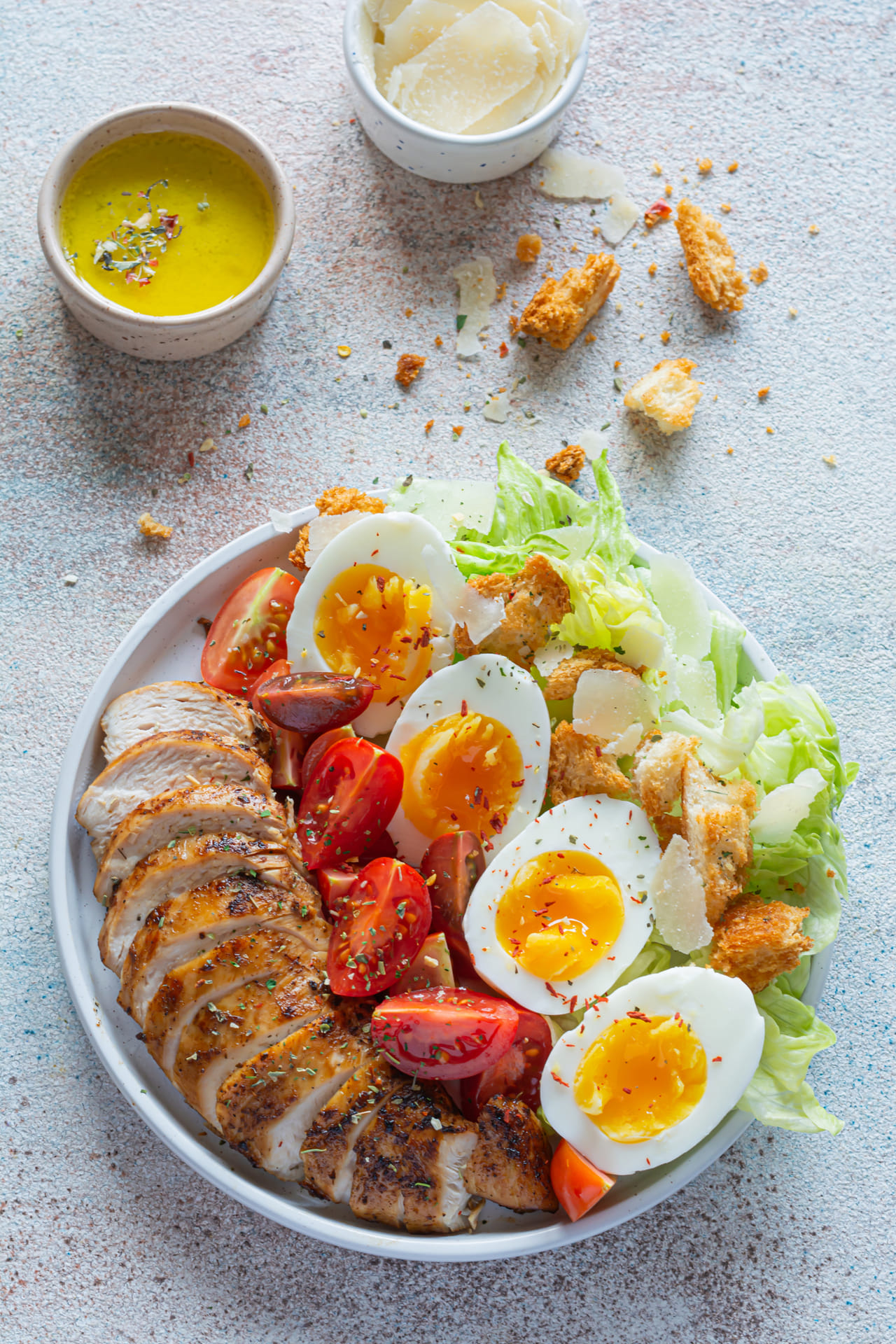 മുടി വളരാൻ പ്രധാനമായും ശ്രദ്ധിക്കേണ്ടത് നമ്മുടെ ഭക്ഷണത്തിൽ തന്നെയാണ്. കഴിക്കുന്ന ഭക്ഷണ പോഷകസമൃദ്ധമല്ലെങ്കിൽ മുടി വളർച്ച കുറയുകയും കൊഴിച്ചിൽ രൂക്ഷമാകുകയും ചെയ്യും. സമ്മർദ്ദം, മലിനീകരണം, ഉറക്കമില്ലായ്മ, ഹെയർ സ്റ്റൈലിംഗ്, വെള്ളം, തുടങ്ങിയവ എല്ലാം മുടിയും തലയോട്ടയും പ്രശ്നത്തിലാക്കുന്ന മറ്റ് പ്രധാന കാരണങ്ങളാണ്. (Image Credits: Getty Images)