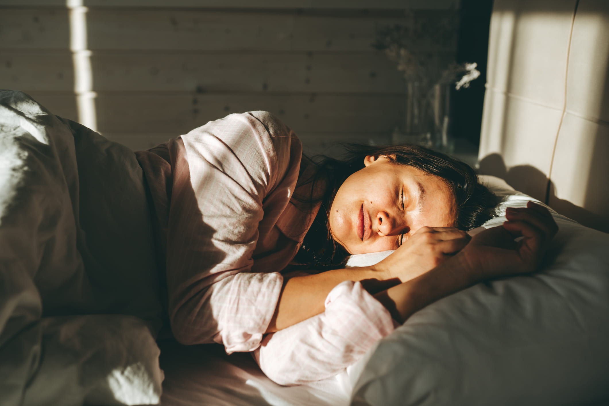 ആരോഗ്യകാര്യത്തിൽ ഇന്ന് നാം എത്രത്തോളം ശ്രദ്ധാലുക്കളാണ് എന്ന് ചോദിച്ചാൽ പലർക്കും കൃത്യമായ ഉത്തരമില്ല. ഭക്ഷണക്രമത്തിലും വ്യായാമത്തിലും ശ്രദ്ധിക്കുമ്പോഴും പലപ്പോഴും നാം അവഗണിക്കുന്നത് ഉറക്കത്തെയാണ്. എന്നാൽ അമ്മയാകാൻ തയ്യാറെടുക്കുന്ന സ്ത്രീയെ സംബന്ധിച്ചിടത്തോളം വ്യായാമത്തേക്കാൾ പ്രധാനമായിരിക്കണം ഉറക്കം. (Image Credits: Getty Images) 
