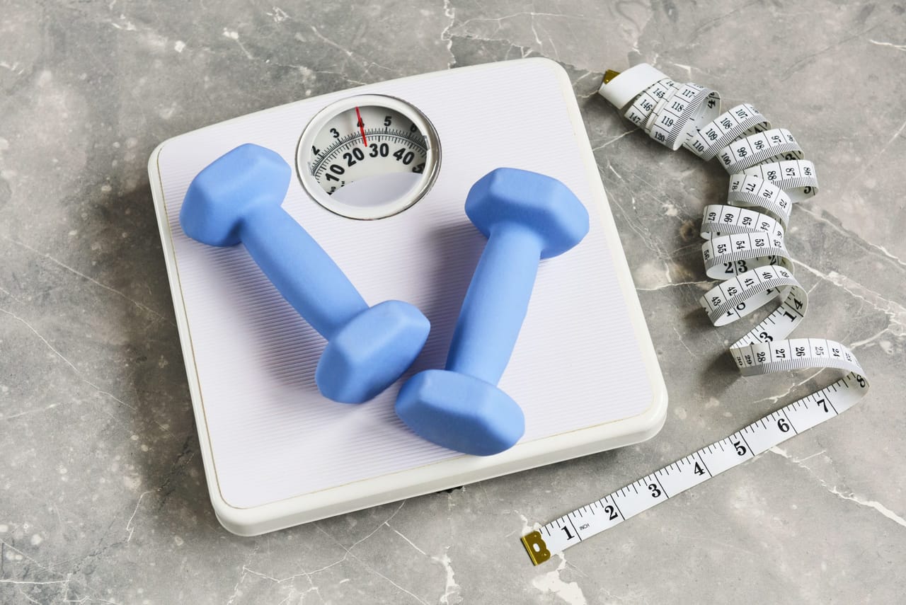 ശരീരഭാരം കുറയ്ക്കാൻ പഠിച്ച പണി പതിനെട്ടും പയറ്റുന്ന നിരവധി ആളുകൾ നമുക്കിടയിലുണ്ട്. കഴിക്കേണ്ട ആഹാരം കഴിച്ചുകൊണ്ടും ഒഴിവാക്കേണ്ടത് ഒഴിവാക്കിയും വേണം ശരീര ഭാരം നിയന്ത്രിക്കാൻ. നിങ്ങൾ പോലും അറിയാതെ ശരീരഭാരം കൂട്ടുന്ന ദൈനദിന ഭക്ഷണങ്ങൾ പൊണ്ണത്തടി വർദ്ധിപ്പിക്കാനുള്ള പ്രധാന കാരണമാണ്. (Image Credits: Getty Images)
