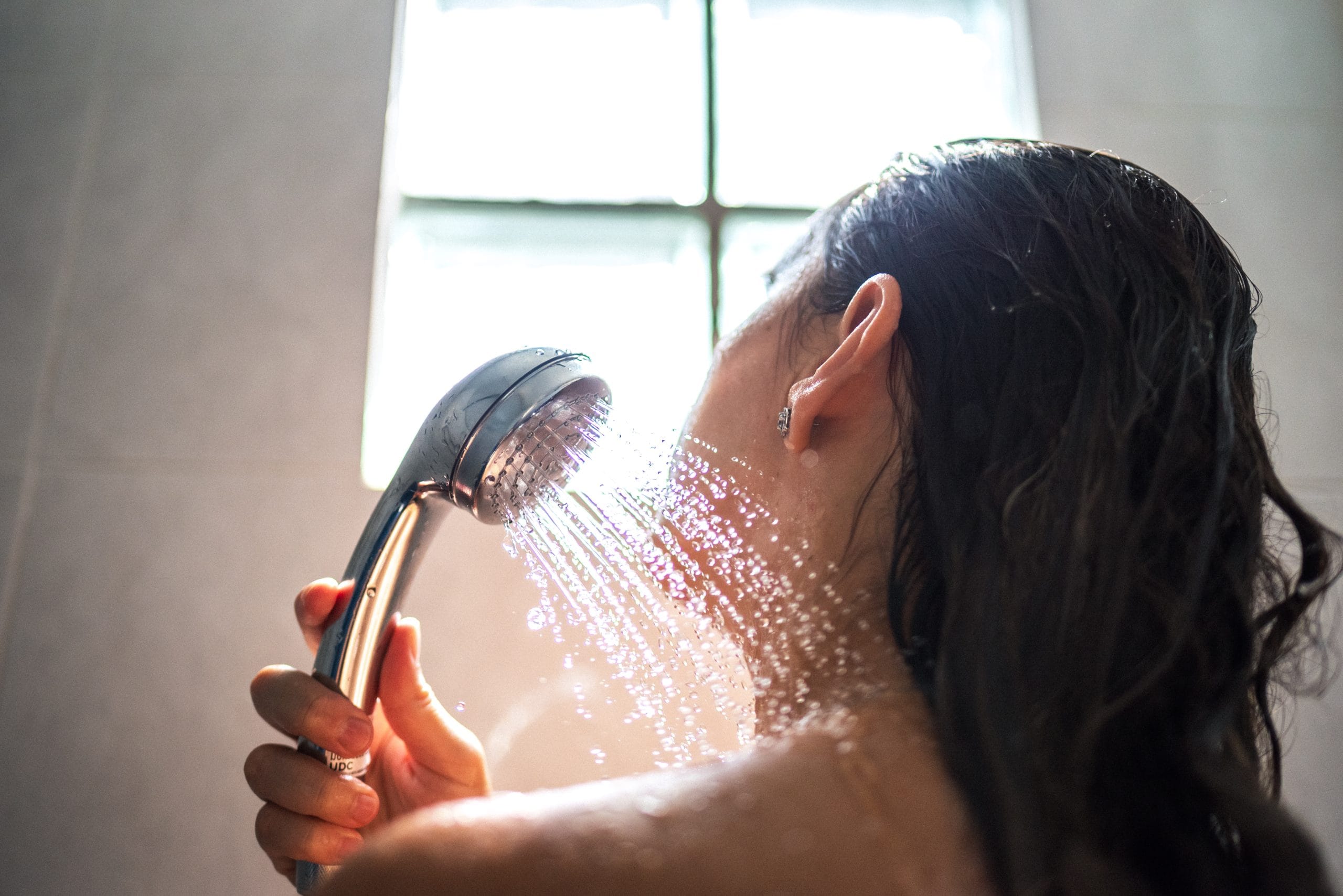 കുളിക്കാൻ ഇഷ്ടമുള്ളവരും ഇല്ലാത്തവരും നമുക്കിടയിലുണ്ട്. കുളിക്കുമ്പോഴും നമ്മൾ ആരോ​ഗ്യത്തെ സംരക്ഷിക്കാൻ ചില കാര്യങ്ങൾ ശ്രദ്ധിക്കേണ്ടതുണ്ട്. കുളിക്കാനുള്ള ശരിയായ മാർഗം എന്താണ്? അതോ അങ്ങനെയൊന്നുണ്ടോ? എന്നൊക്കെ പലരിൽ നിന്നും ഉയരുന്ന ചോദ്യങ്ങളും സംശയങ്ങളുമാണ്. (Image Credits: Getty Images) 
