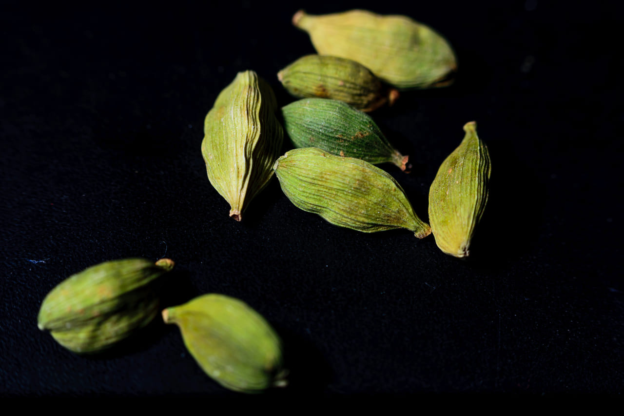 ഏലയ്ക്ക ഇട്ട ചായ കുടിക്കാൻ മിക്കവർക്കും ഇഷ്ടമാണ്. അതുപോലെ കറികളിൽ രുചി കൂടാനും ഏലയ്ക്കായ നമ്മൾ ചേർക്കാറുണ്ട്. സു​ഗന്ധവും രുചിയും ​ഗുണങ്ങൾ ഇതിനെ മറ്റുള്ളവയിൽ നിന്ന് വേറിട്ട് നിർത്തുന്നു. പക്ഷേ ഏലയ്ക്കായ ഉപയോ​ഗിക്കുമ്പോൾ ചില കാര്യങ്ങൾ പ്രത്യേകം ശ്രദ്ധിക്കേണ്ടതുണ്ട്. (Image Credits: Getty Images) 
