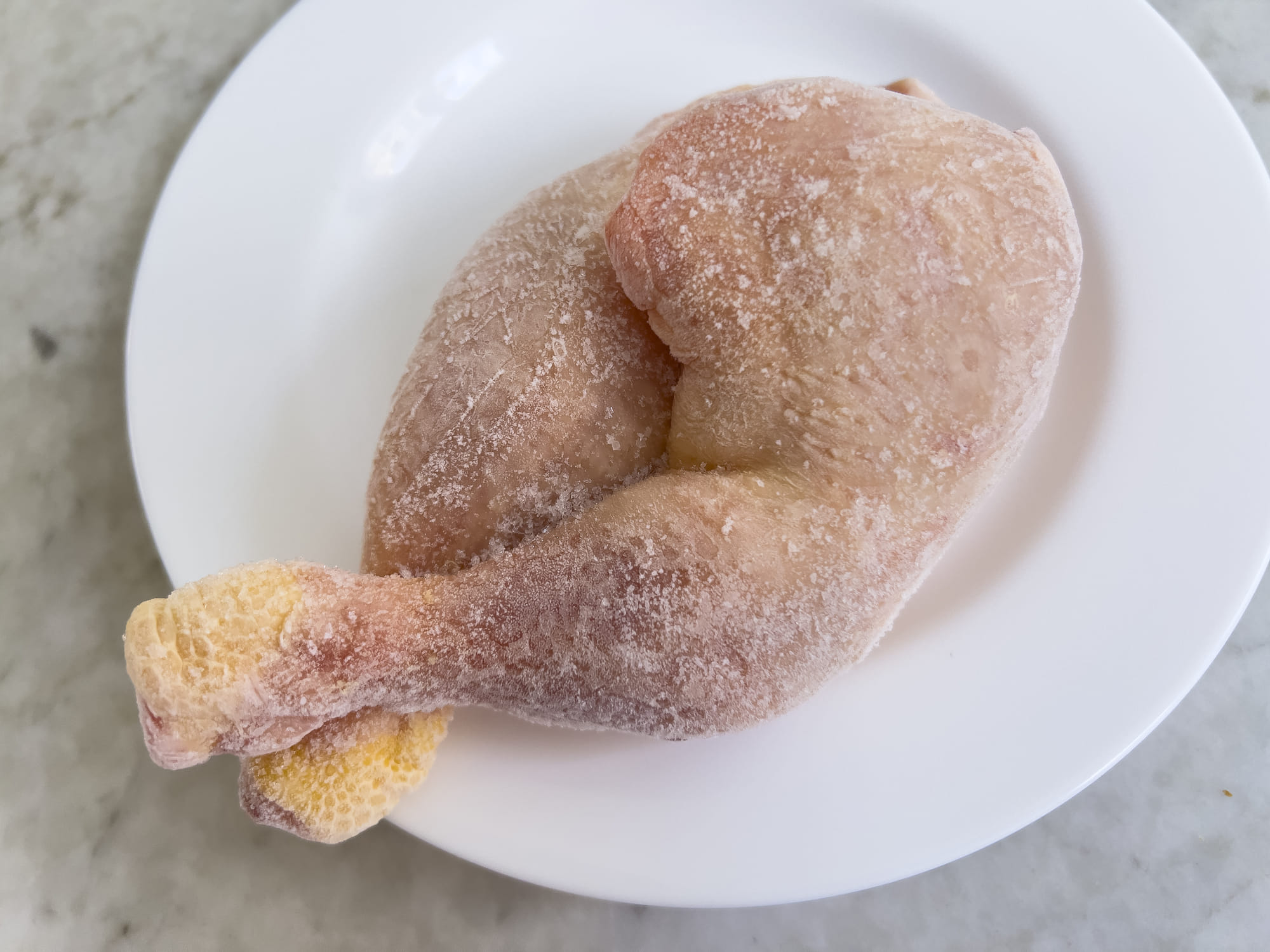 പെട്ടെന്ന് ഐസ് കളയണമെങ്കിൽ തണുത്ത വെള്ളം ഉപയോഗിക്കാം. ഇറച്ചി വെള്ളം കയറാത്ത ഒരു ബാഗിലാക്കി, തണുത്ത വെള്ളത്തിൽ മുക്കി വെക്കുക. ഇടയ്ക്കിടെ വെള്ളം മാറ്റിക്കൊണ്ടിരിക്കണം. ചെറിയ കഷണം ഇറച്ചിയാണെങ്കിൽ ഒന്നോ രണ്ടോ മണിക്കൂറിനുള്ളിൽ ഐസ് നീങ്ങും. എന്നാൽ, ഇങ്ങനെ ഐസ് കളഞ്ഞ ഇറച്ചി ഉടൻ തന്നെ പാചകം ചെയ്യുകയും വേണം. (Image Credits: Getty Images)