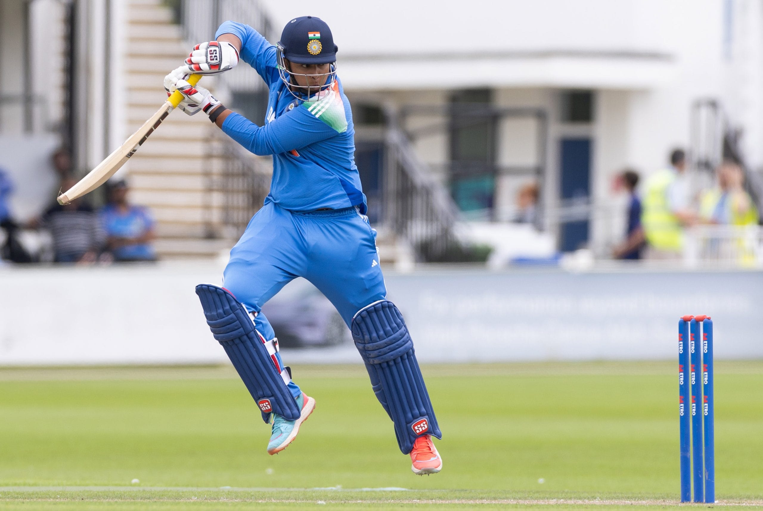 വൈഭവ് സൂര്യവൻശി, വിഹാൻ മൽഹോത്ര, ദീപേഷ് ദേവേന്ദ്രൻ, അഭിഗ്യൻ കുണ്ടു, കനിഷ്ക് ചൗഹാൻ തുടങ്ങി മറ്റ് മികച്ച താരങ്ങളും ടീമിലുണ്ട്. സിംബാബ്‌വെയിലെ ബുലാവായോയിലുള്ള ക്വീൻസ് സ്പോർട്സ് ക്ലബിൽ വച്ചാണ് ഇന്ത്യയും യുഎസ്എയും തമ്മിലുള്ള മത്സരം. 
