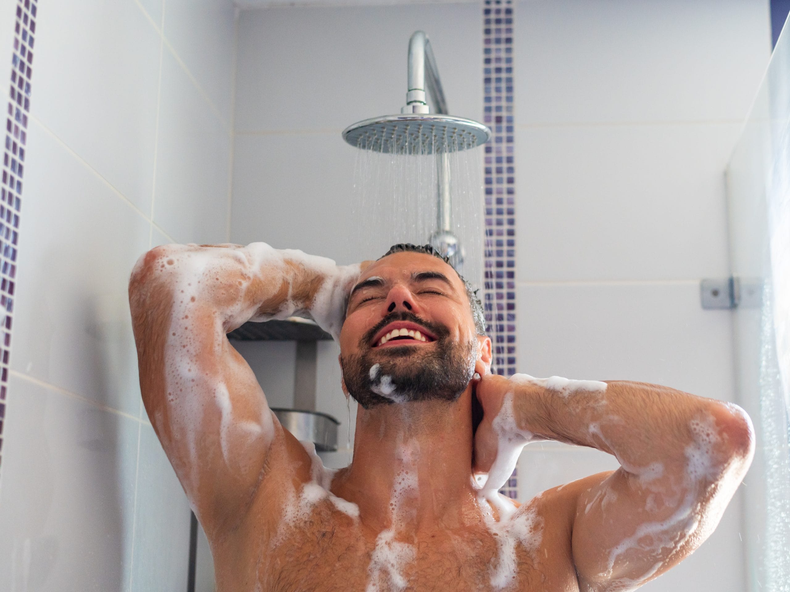 വെള്ളം തണുത്തതാണ്, പെട്ടെന്ന് നിങ്ങൾ അത് നിങ്ങളുടെ തലയിൽ ഒഴിക്കുമ്പോൾ, ശരീരത്തിന്റെ മറ്റ് ഭാഗങ്ങളിൽ നിന്നുള്ള രക്തം തലയിലേക്ക് ഒഴുകി അതിന്റെ താപനില സ്ഥിരമാക്കാൻ ബുദ്ധിമുട്ടുന്നു. രക്തപ്രവാഹത്തിലെ പെട്ടെന്നുള്ള വർദ്ധനവ് രക്തക്കുഴലുകൾക്ക് സമ്മർദ്ദം ഉണ്ടാക്കുകയും അവ പെട്ടെന്ന് പൊട്ടാൻ കാരണമാകുകയും ചെയ്യും. അപ്പോഴാണ് പക്ഷാഘാതം സംഭവിക്കുന്നത്. 
