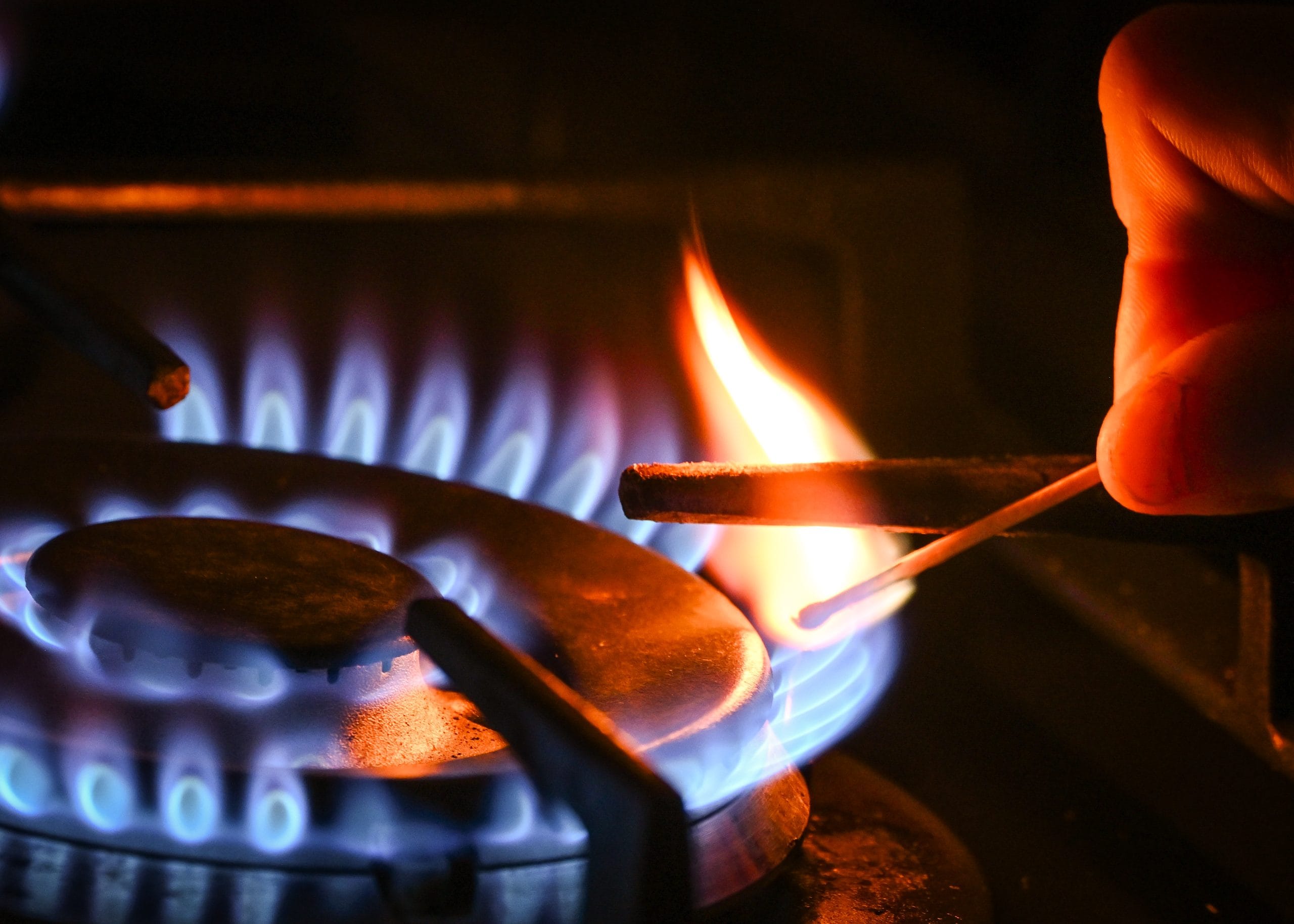 ചോർച്ചയുണ്ടെന്ന് കണ്ടെത്തിയാൽ തീപ്പെട്ടി കത്തിക്കുകയോ, മെഴുകുതിരി കത്തിക്കുകയോ ചെയ്യരുത്. ഇലക്ട്രിക്കൽ ഉപകരണങ്ങൾ ഓണാക്കുകയോ ഓഫാക്കുകയോ ചെയ്യുന്നത് ഒഴിവാക്കുക. ഗ്യാസിന്റെ ഗന്ധം മാറുന്നതുവരെ ഫോൺ ഉപയോഗിക്കരുത്. ഗ്യാസ് പുറത്തേക്ക് പോകുന്നതിനായി എല്ലാ വാതിലുകളും ജനലുകളും തുറക്കുക. 
