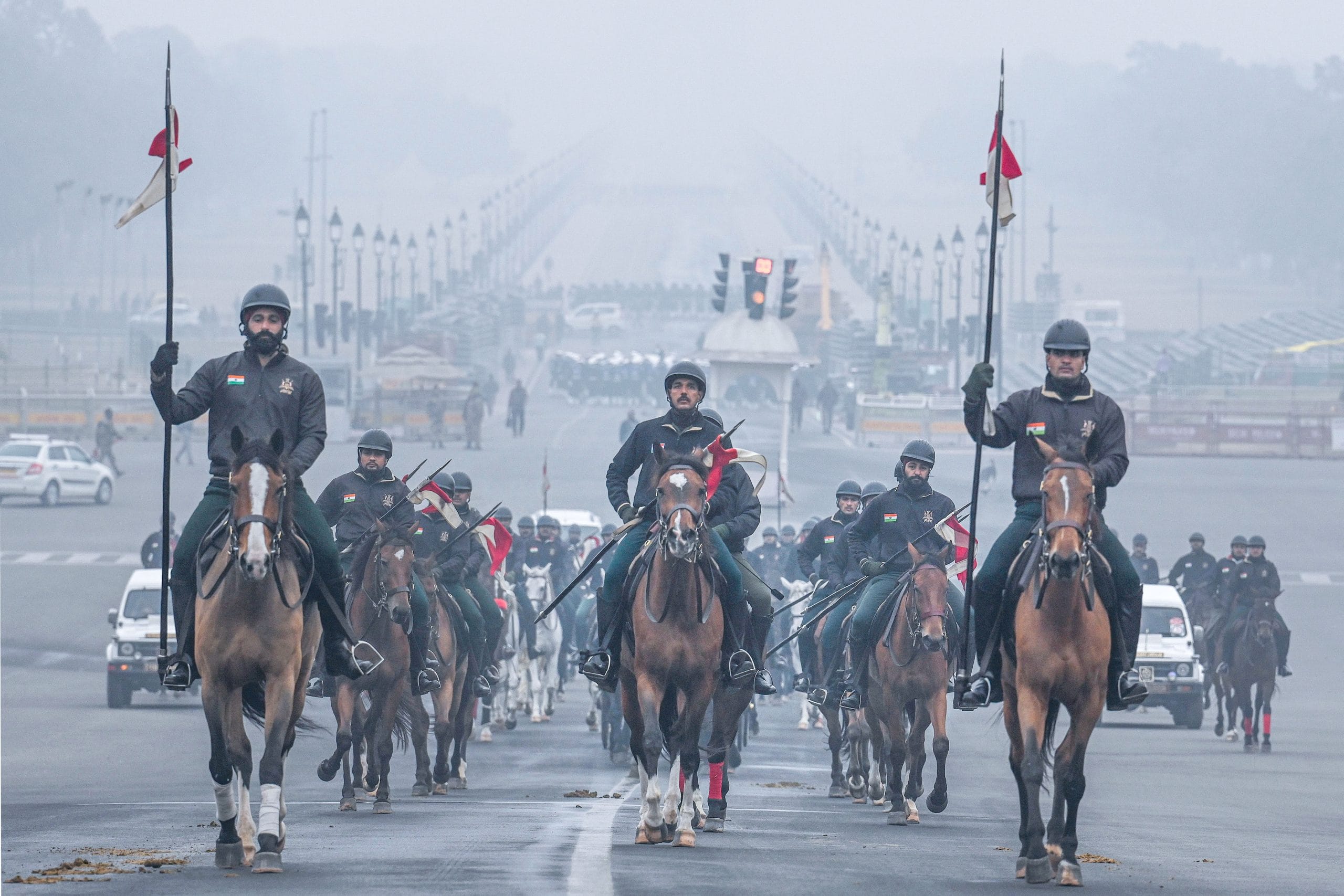 ഇനി നിങ്ങൾ ഓൺലൈനായിട്ടാണ് ടിക്കറ്റ് ബുക്ക് ചെയ്യാൻ ആ​ഗ്രഹിക്കുന്നതെങ്കിൽ, ആദ്യം aamantran.mod.gov.in എന്ന വെബ്‌സൈറ്റ് സന്ദർശിച്ച് റിപ്പബ്ലിക് ദിന പരേഡ് എന്ന ഓപ്ഷൻ തിരഞ്ഞെടുക്കുക. ശേഷം നിങ്ങളുടെ വിവരങ്ങൾ പരിശോധിക്കുന്നതിനായി ‍ഐഡിയും മൊബൈൽ നമ്പറും നൽകുക. നിങ്ങളുടെ ടിക്കറ്റ് നമ്പറിന് അനുസരിച്ച് ഓൺലൈനായി പണമടയ്ക്കുക. സീറ്റുകൾ അനുസരിച്ച് ടിക്കറ്റിൻ്റെ നിരക്കിൽ വ്യത്യാസമുണ്ടാകും.

