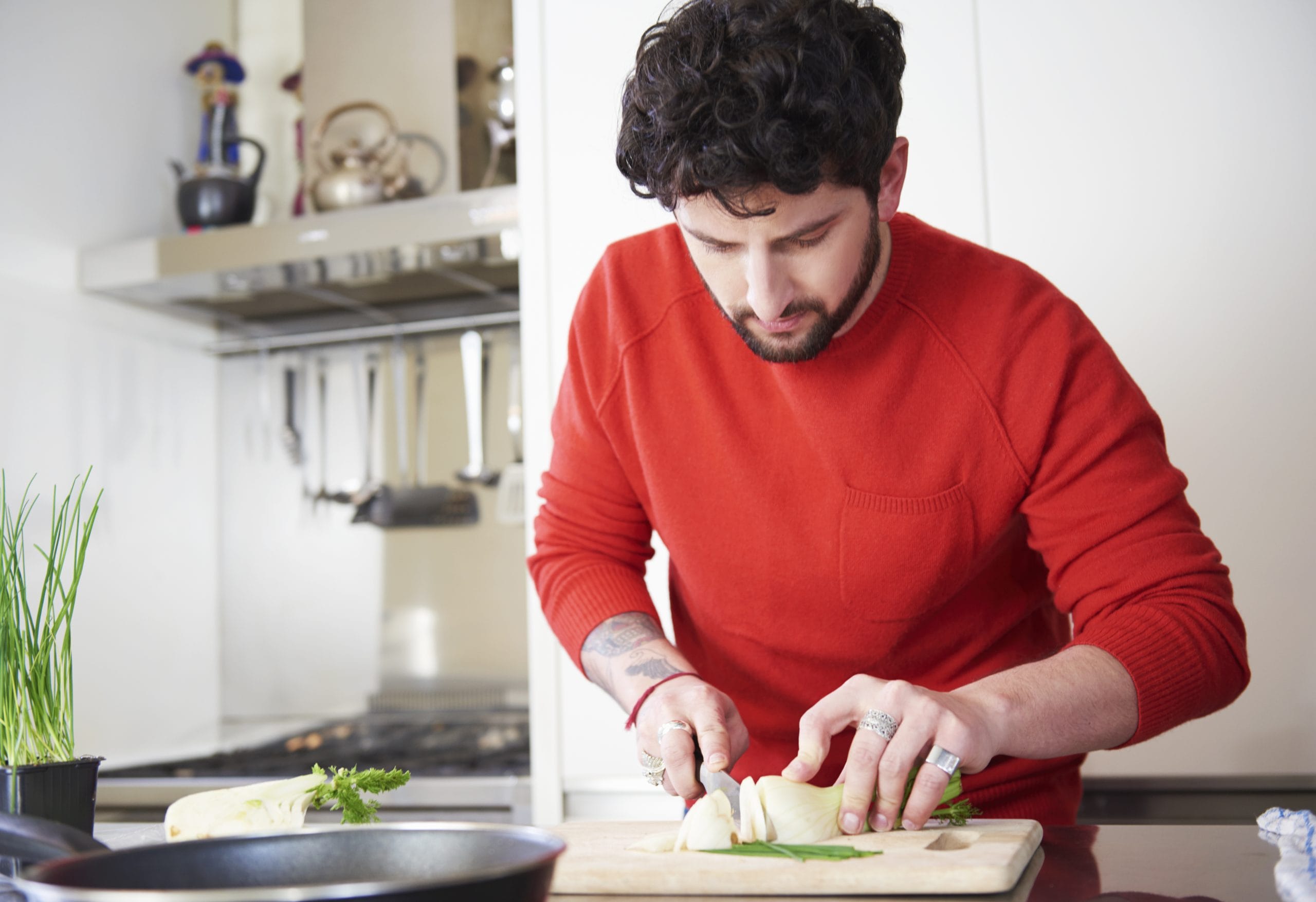 ഉള്ളി അരിഞ്ഞു വച്ചതാണെങ്കിൽ, ഒരു എയർടൈറ്റ് കണ്ടെയ്നറിൽ പേപ്പർ ടവൽ നിരത്തുക. ശേഷം അരിഞ്ഞ ഉള്ളി അതിലേക്ക് വച്ച് മറ്റൊരു പേപ്പർ ടവൽ ഉപയോ​ഗിച്ച് അതിൻ്റെ മുകളിൽ മൂടുക. അധിക ഈർപ്പം പിടിച്ചെടുക്കാൻ പേപ്പർ ടവലിന് സാധിക്കും. ഇത് ഉള്ളി ഫ്രഷ് ആയി നിലനിർത്താൻ സഹായിക്കുകയും ദുർഗന്ധം തടയുകയും ചെയ്യുന്നു.
