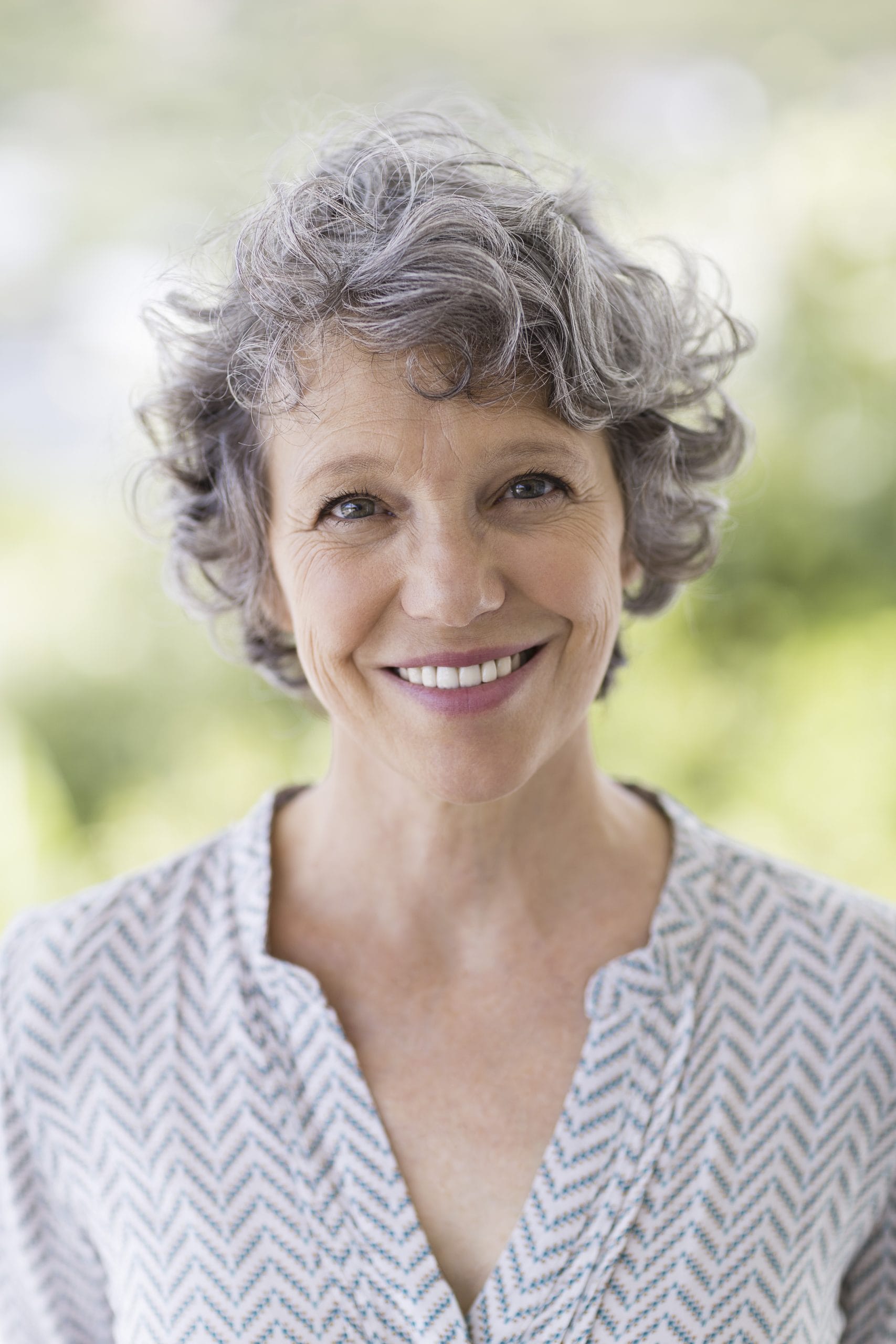 പോഷകക്കുറവ്:  വിറ്റാമിൻ ബി 12, ഇരുമ്പ്, ചെമ്പ്, പ്രോട്ടീൻ എന്നിവയുടെ കുറവ് മലാനിൻ എന്ന സംയുക്തത്തിൻ്റെ ഉൽപാദനത്തിന് കാരണമാകും. ഇതിനുപുറമെ, പുകവലി, ഉറക്കമില്ലായ്മ തുടങ്ങിയ ശീലങ്ങൾ ഓക്സിഡേറ്റീവ് സമ്മർദ്ദം വർദ്ധിപ്പിക്കുകയും മുടിയുടെ ആരോഗ്യത്തെ നശിപ്പിക്കുകയും ചെയ്യുന്നു. കാലക്രമേണ മുടി നരയ്ക്കുകയും ചെയ്യും.
