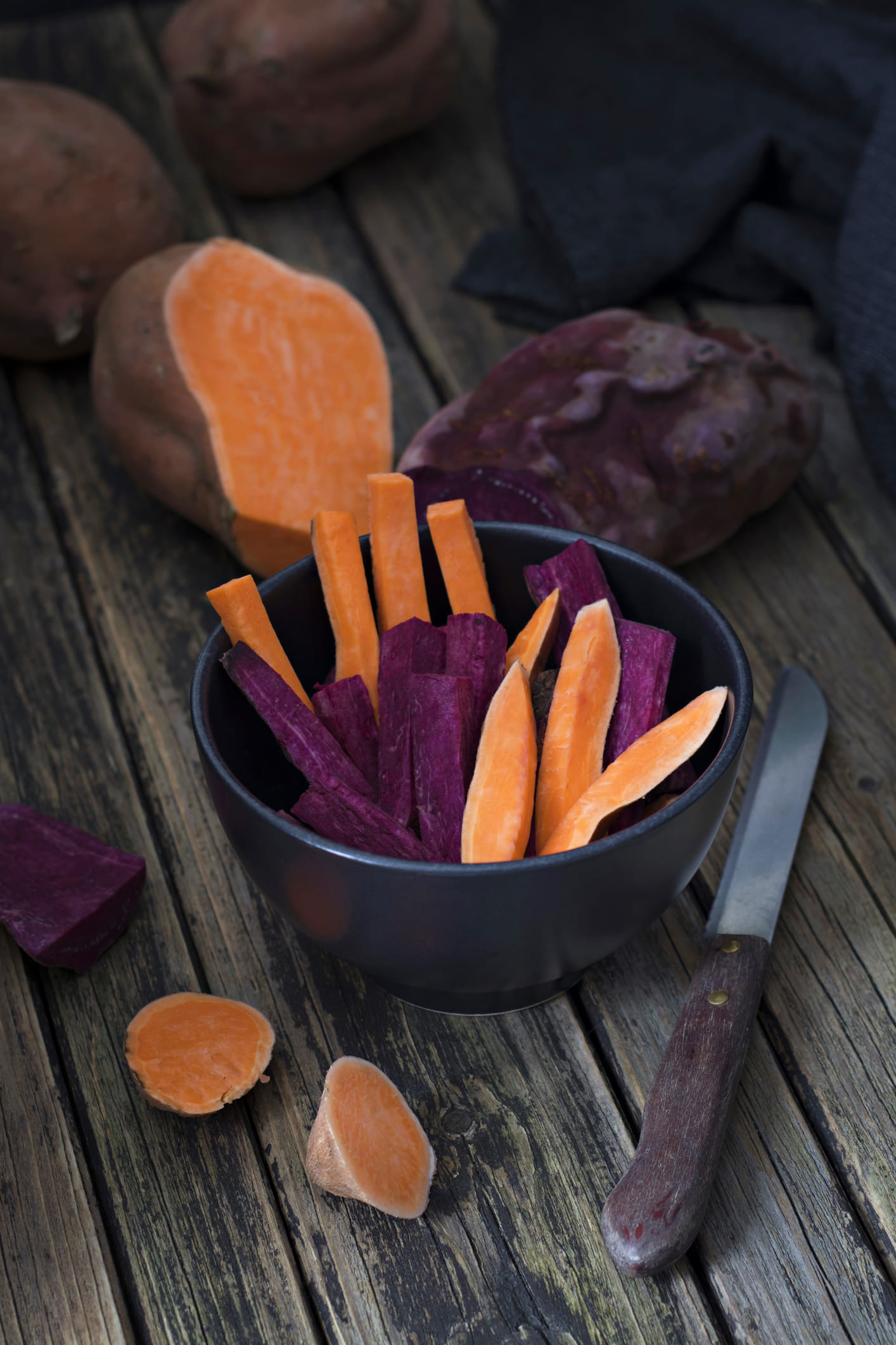 വിറ്റാമിൻ എ; ഇളം ഓറഞ്ച് നിറത്തിൽ കാണപ്പെടുന്ന മധുരക്കിഴങ്ങിൽ ബീറ്റാ കരോട്ടിൻ ധാരാളം അടങ്ങിയിട്ടുണ്ട്. ഇത് ശരീരത്തിലെത്തിയാൽ വിറ്റാമിൻ എ ആയി മാറുന്നു. കാഴ്ചയ്ക്കും, പ്രതിരോധശേഷിക്കും, തിളക്കമുള്ള ചർമ്മത്തിനും ഈ പോഷകം അത്യന്താപേക്ഷിതമാണ്. പ്രായമായവരിൽ കണ്ടുവരുന്ന തിമിര രോ​ഗം തടയാനും കണ്ണുകളുടെ ആരോഗ്യം നിലനിർത്താനും ഇവ സഹായിക്കും. (Image Credits: Getty Images)
