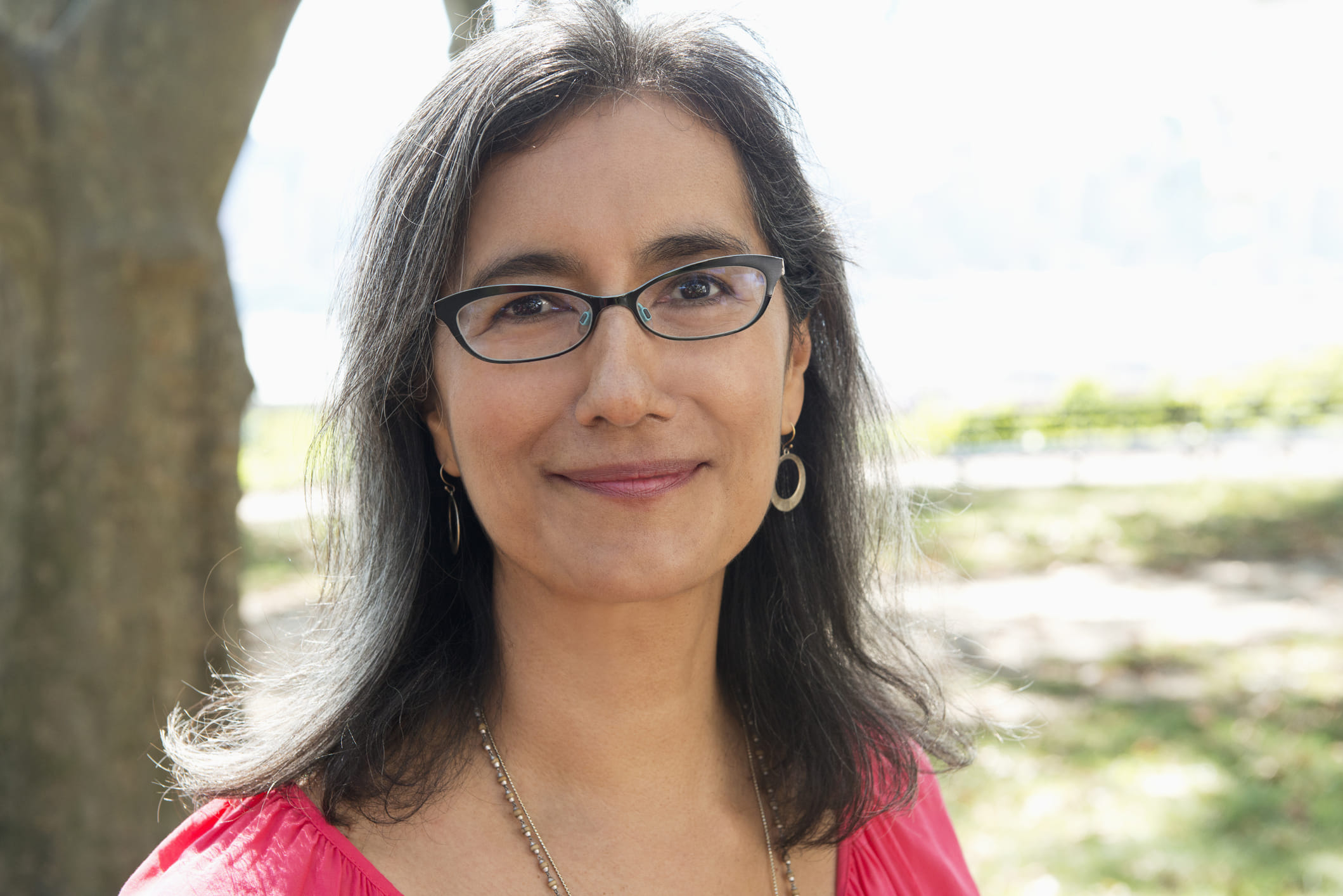 ജനിതകം: നിങ്ങളുടെ മാതാപിതാക്കളോ മുൻ തലമുറകളോ ചെറുപ്പത്തിൽ തന്നെ നര ബാധിച്ചവരാണെങ്കിൽ നിങ്ങളിലും ഈ പാരമ്പര്യം പിന്തുടരാം. ജനിതകശാസ്ത്രം ഇതിനുള്ള സാധ്യത വർദ്ധിപ്പിക്കുമെങ്കിലും, നര വരാനുള്ള പ്രധാന കാരണം ജീവിതശൈലി തന്നെയാണ്. ഇതുകൂടാതെ തൈറോയ്ഡ്, ഓട്ടോഇമ്മ്യൂൺ ഡിസോർഡേഴ്സ്, അല്ലെങ്കിൽ ഹോർമോൺ വ്യതിയാനം എന്നിവയും അകാല നരയ്ക്ക് കാരണമാണ്.  
