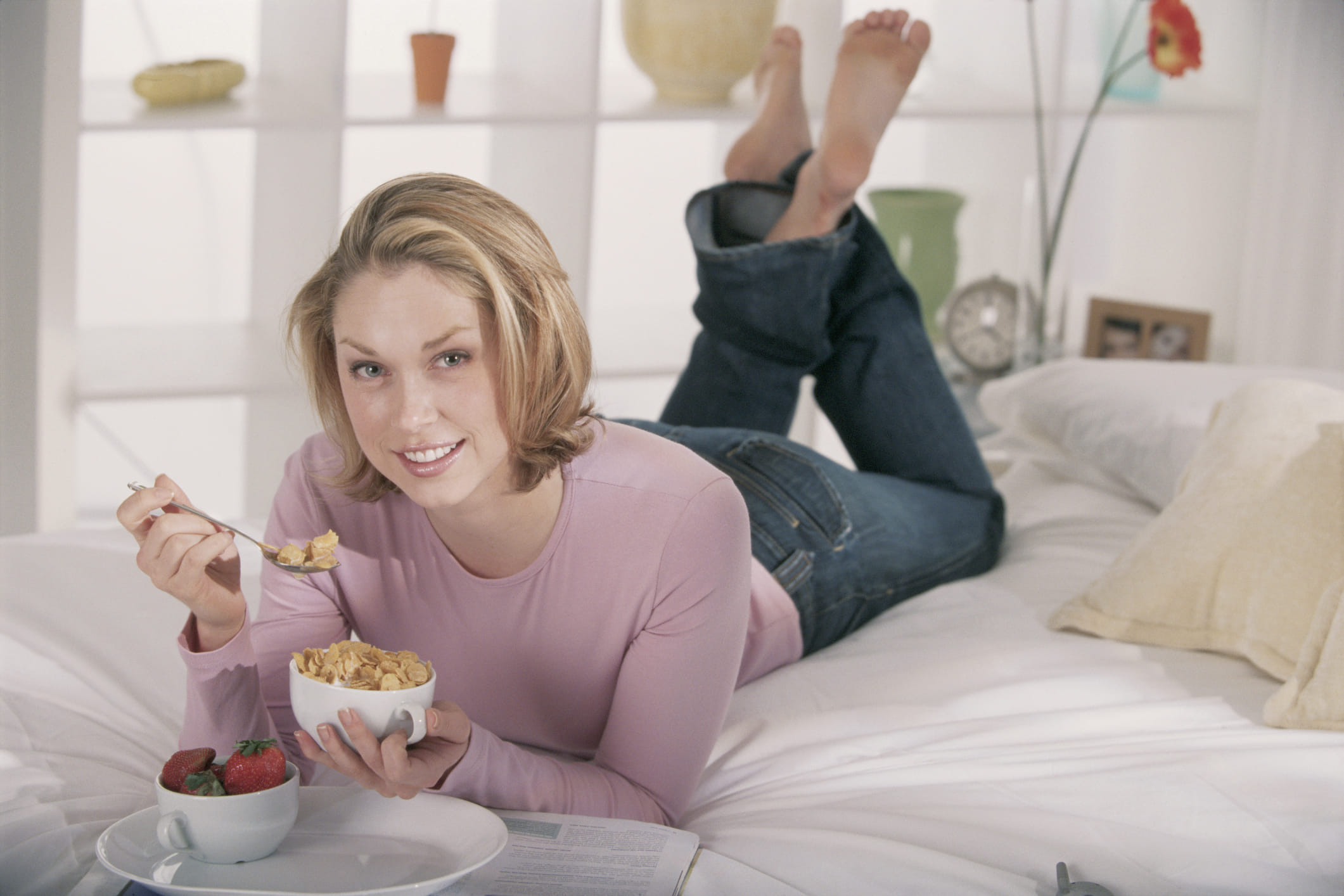 വെറും ഒരു നേരത്തെ സുഖത്തിന് വേണ്ടി നിങ്ങളുടെ ആരോ​ഗ്യത്തെ അപകടത്തിലാക്കണോ എന്ന് ചിന്തിക്കുക. നമ്മൾ കാണാതെ പോകുന്ന ഒരു വലിയ അപകടം കിടക്കയുടെ ശുചിത്വമാണ്.  സോഫയിലോ കട്ടിലിലോ ഇരുന്ന് കഴിക്കുമ്പോൾ വീഴുന്ന ഭക്ഷണത്തിന്റെ ചെറിയ തരികൾ പോലും പ്രാണികളെയും ഉറുമ്പുകളെയും ചർമ്മരോഗങ്ങൾക്ക് കാരണമാകുന്ന ബാക്ടീരിയകളെയും ആകർഷിക്കും. (Image Credits: Getty Images)
