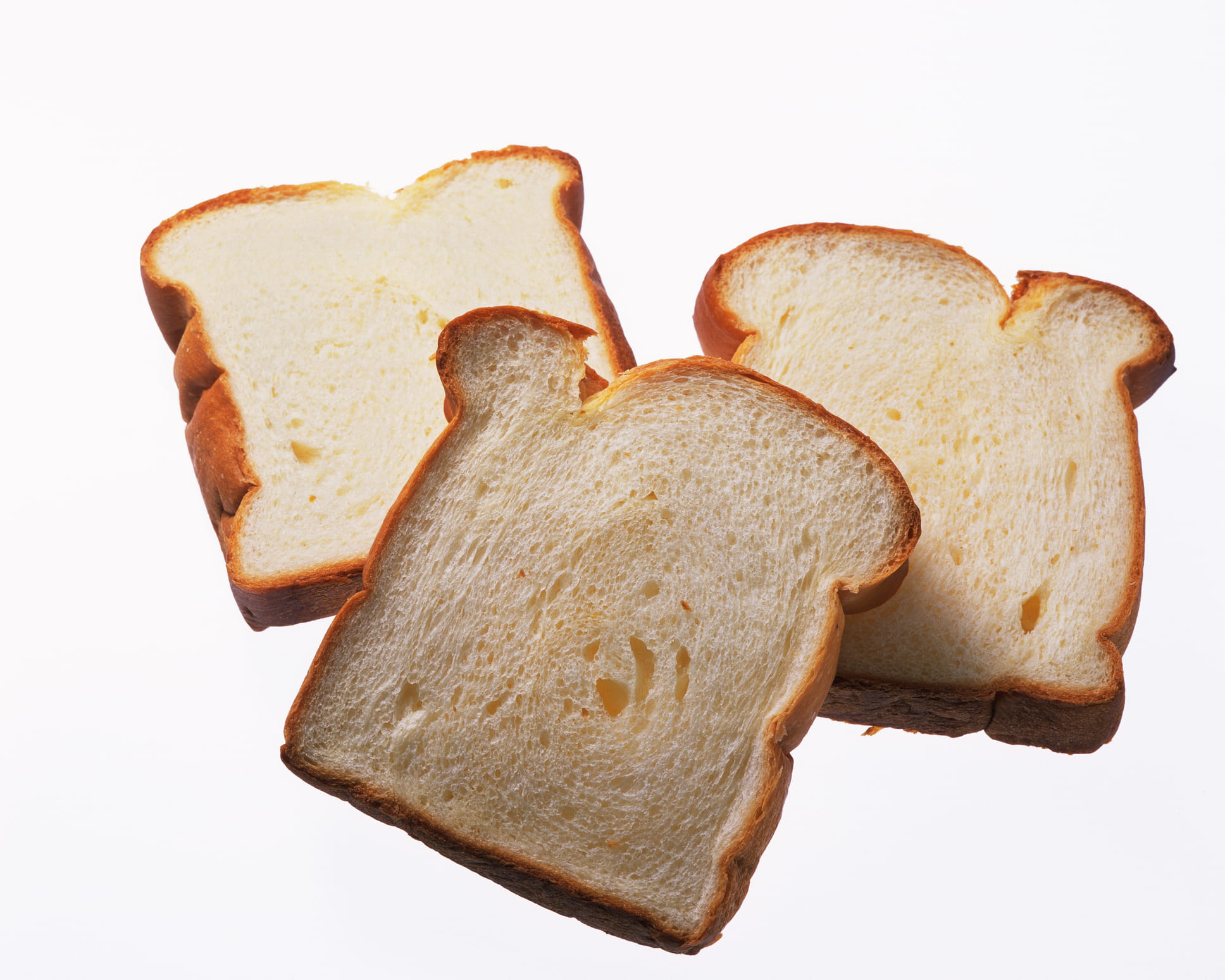 ബ്രെഡും വായുവും തമ്മിൽ നേരിട്ടുള്ള സമ്പർക്കം അപകടമാണ്. വായുവുമായി ഇടപെട്ടാൽ ബ്രെഡിൻ്റെ സോഫ്റ്റായിട്ടുള്ള ഘടന മാറി ഉണങ്ങാൻ തുടങ്ങും. പ്ലാസ്റ്റിക് കവറിൽ നിന്ന് മാറ്റി ബ്രെഡ് എയർടൈറ്റ് കണ്ടെയ്നറിലോ വലിയ സിപ്പ്-ലോക്ക് ബാഗിലോ വയ്ക്കുക. ഇത് ഈർപ്പം ഉള്ളിൽ സൂക്ഷിക്കുകയും കട്ടിയാകുന്നത് തടയുകയും ചെയ്യും.
