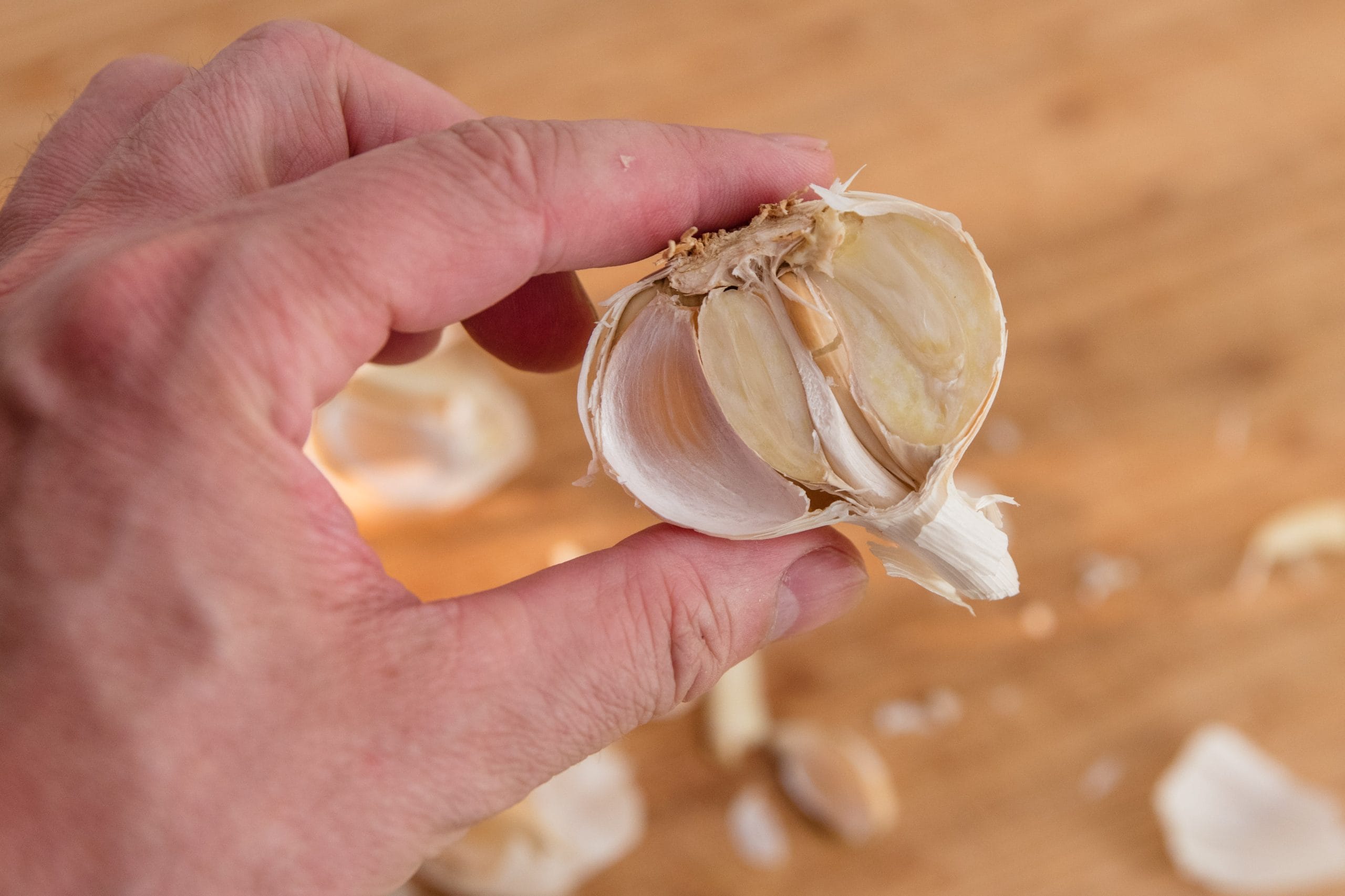 കുറച്ചധികം വെളുത്തുള്ളി ഒറ്റയടിക്ക് തൊലി കളയണമെങ്കിൽ, ഈ ഒരു തന്ത്രം മതിയാകും. വെളുത്തുള്ളി കുടത്തിൽ നിന്ന് അല്ലികൾ ഓരോന്നായി വേർപെടുത്തി മാറ്റുക. ഈ അല്ലികൾ വായ വട്ടം കുറഞ്ഞ, അടപ്പുള്ള ഒരു സ്റ്റീൽ പാത്രത്തിലേക്കോ കുപ്പിക്കോ ഉള്ളിലേക്ക് ഇടുക. പാത്രം നന്നായി അടച്ച ശേഷം ഒരു 10 മുതൽ 15 സെക്കൻഡ് വരെ ആഞ്ഞു കുലുക്കുക (Shaking). വെളുത്തുള്ളി നല്ലപോലെ ഉണങ്ങിയതാണെങ്കിൽ നന്നായി തൊലി പോകും. ചില അല്ലികളിൽ നേരിയ തോതിൽ തൊലി പറ്റിയിരിപ്പുണ്ടെങ്കിൽ അവ കൈകൊണ്ട് നീക്കം ചെയ്യാം.